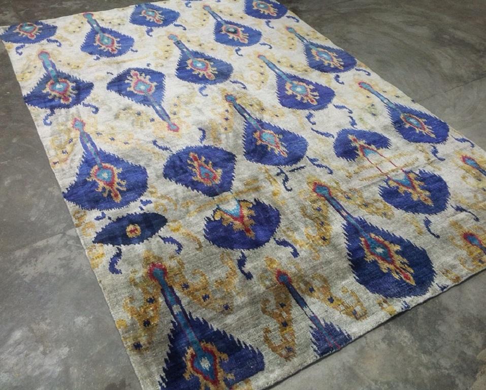 Zeitgenössischer handgeknüpfter Ikat-Teppich aus Seide in Mint, Aqua und Blau, auf Lager im Zustand „Neu“ im Angebot in New York, NY