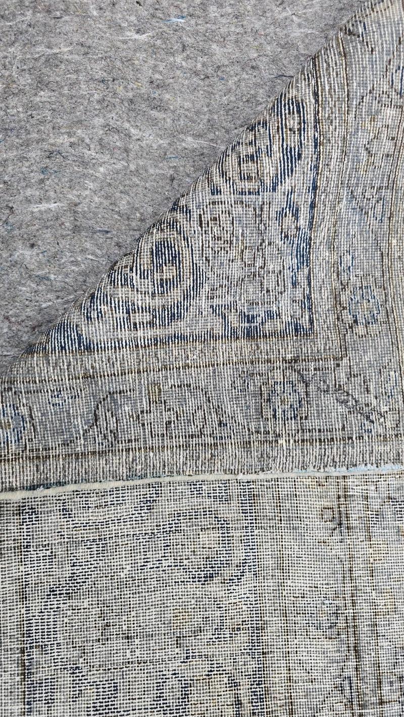 Scopri la serena eleganza di Blue Dream, un tappeto persiano sovratinto con effetto angosciante che irradia una raffinatezza senza tempo. Con una dimensione di 9,8 x 12,3 piedi, questo ampio tappeto fonde intricati motivi tradizionali con una