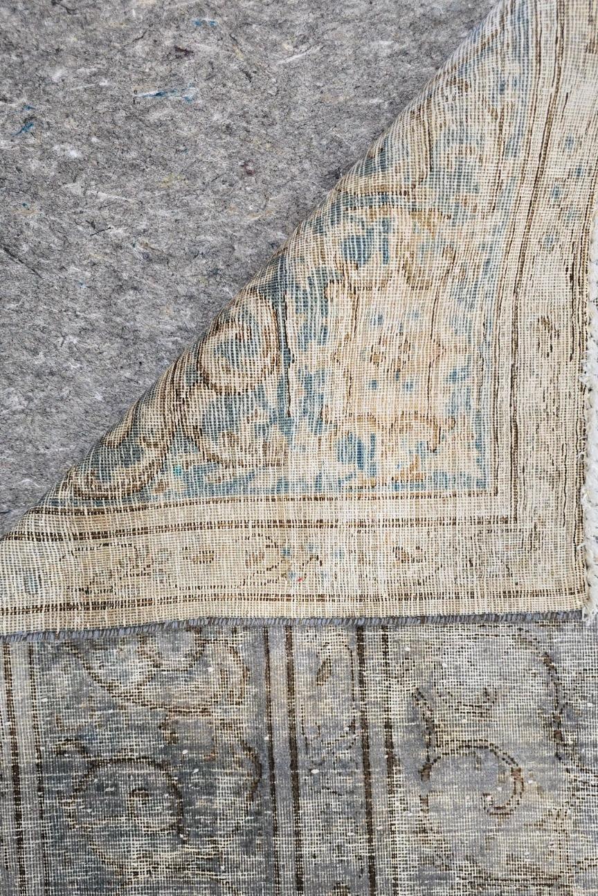 Découvrez l'élégance sereine de Blue Dream, un tapis persan surteint et vieilli qui rayonne d'une sophistication intemporelle. Mesurant 9 x 13,6 pieds, ce vaste tapis mêle des motifs traditionnels complexes à une palette douce et délavée de bleus,