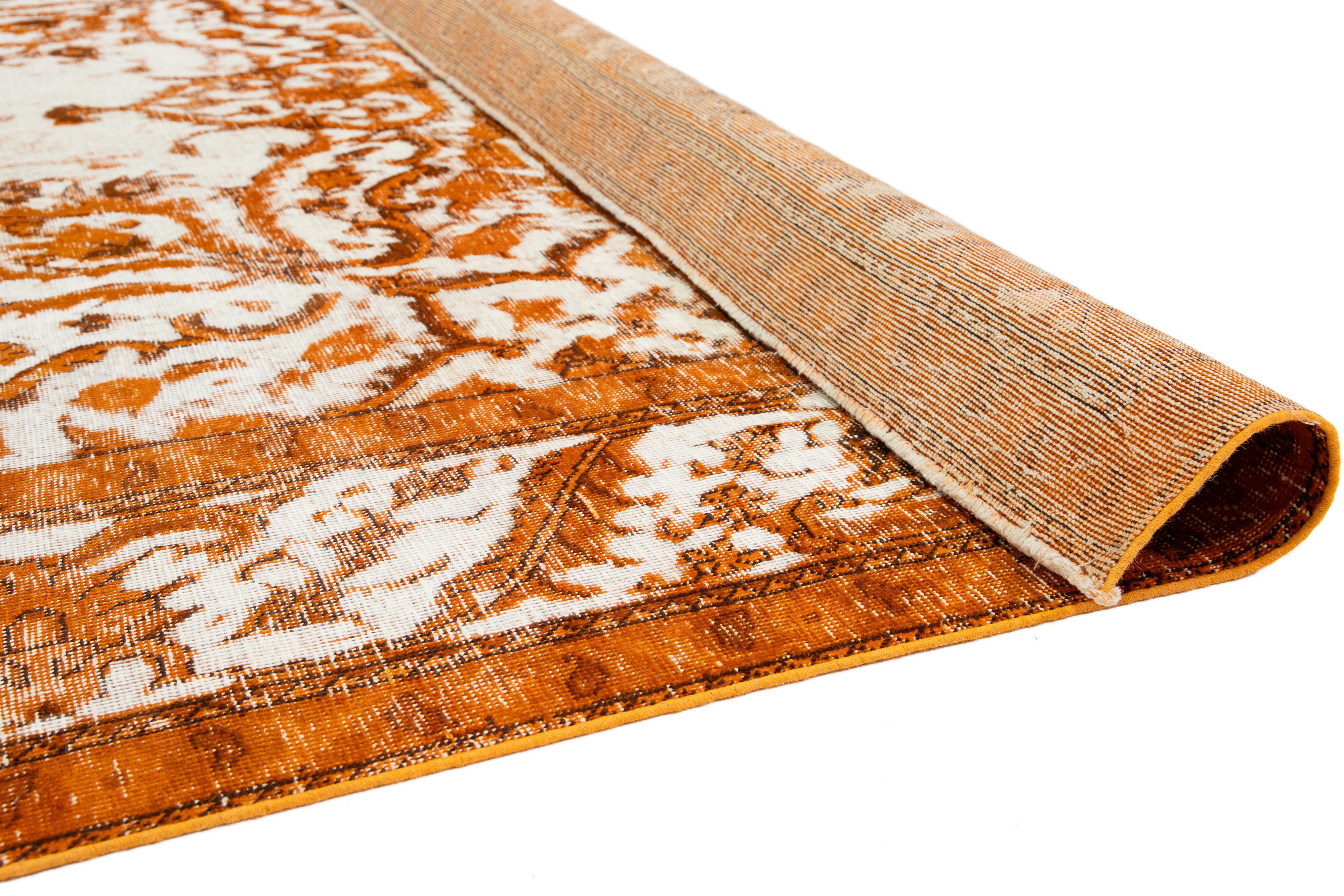 Islamique  Tapis ancien en laine orange surteint avec motif de médaillon en vente