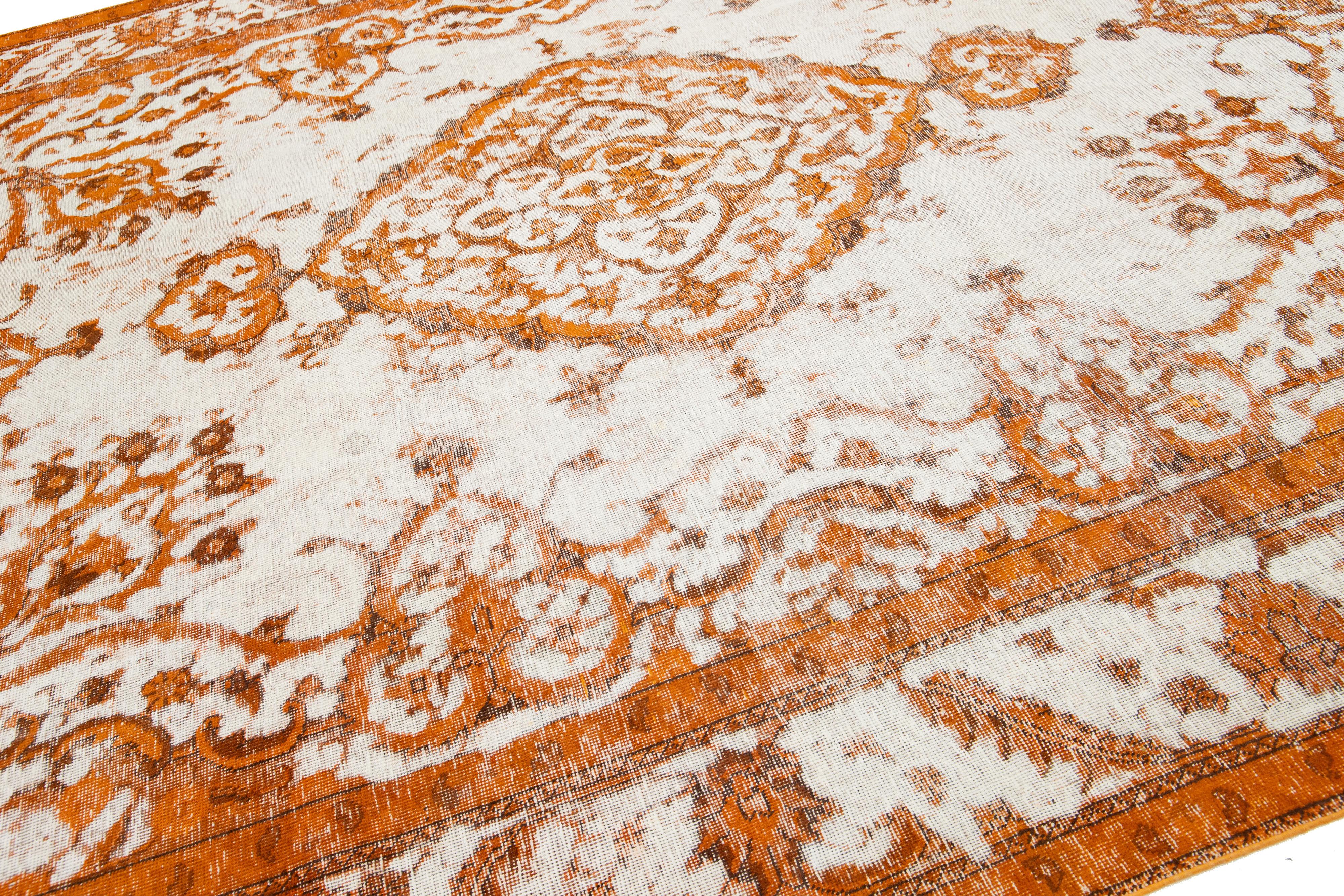 Perse  Tapis ancien en laine orange surteint avec motif de médaillon en vente