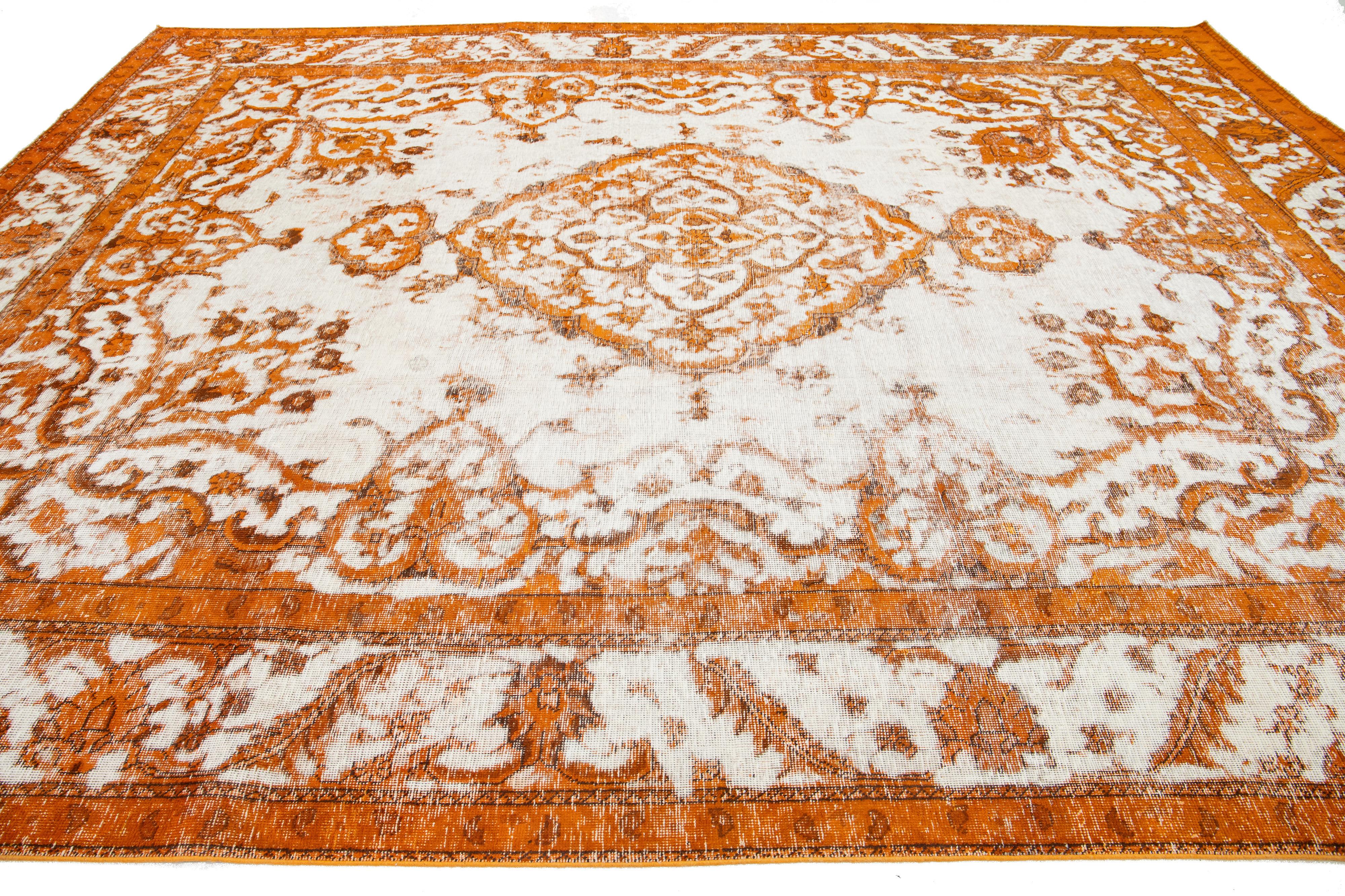  Tapis ancien en laine orange surteint avec motif de médaillon Bon état - En vente à Norwalk, CT