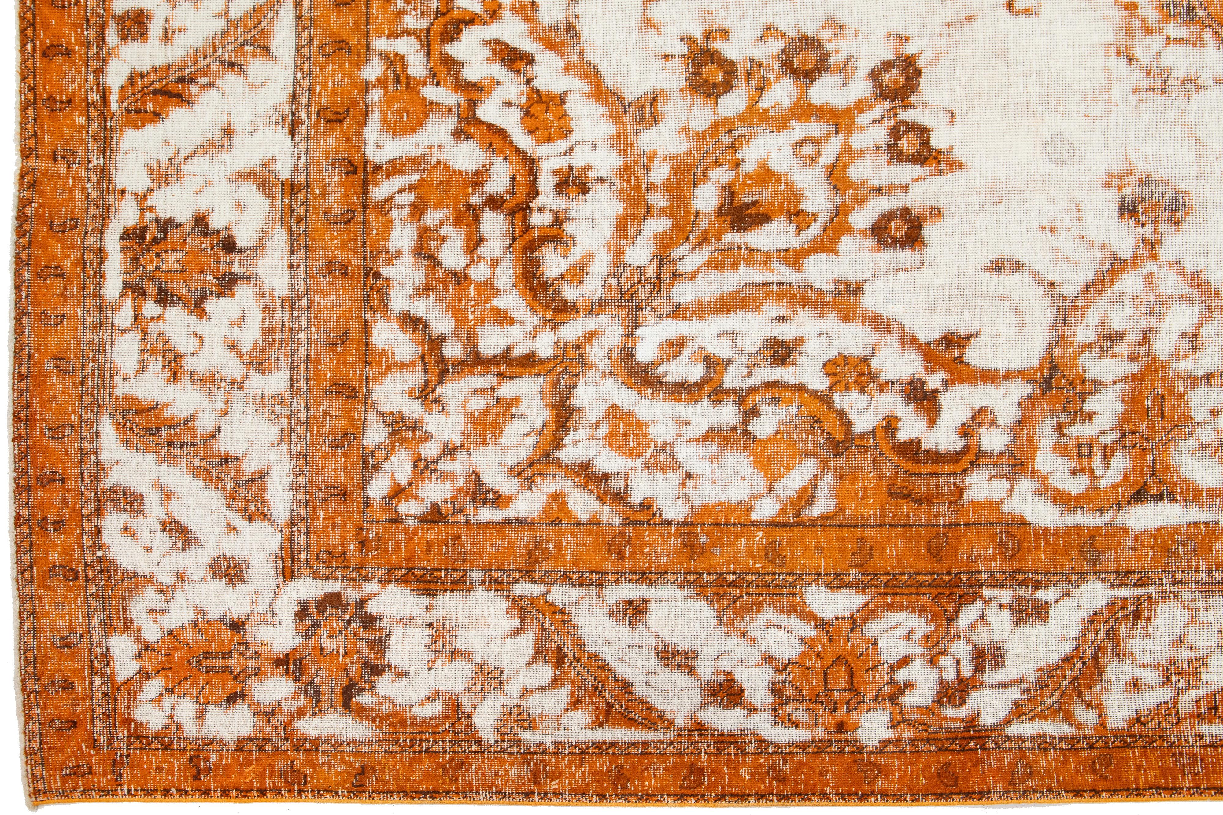 20ième siècle  Tapis ancien en laine orange surteint avec motif de médaillon en vente