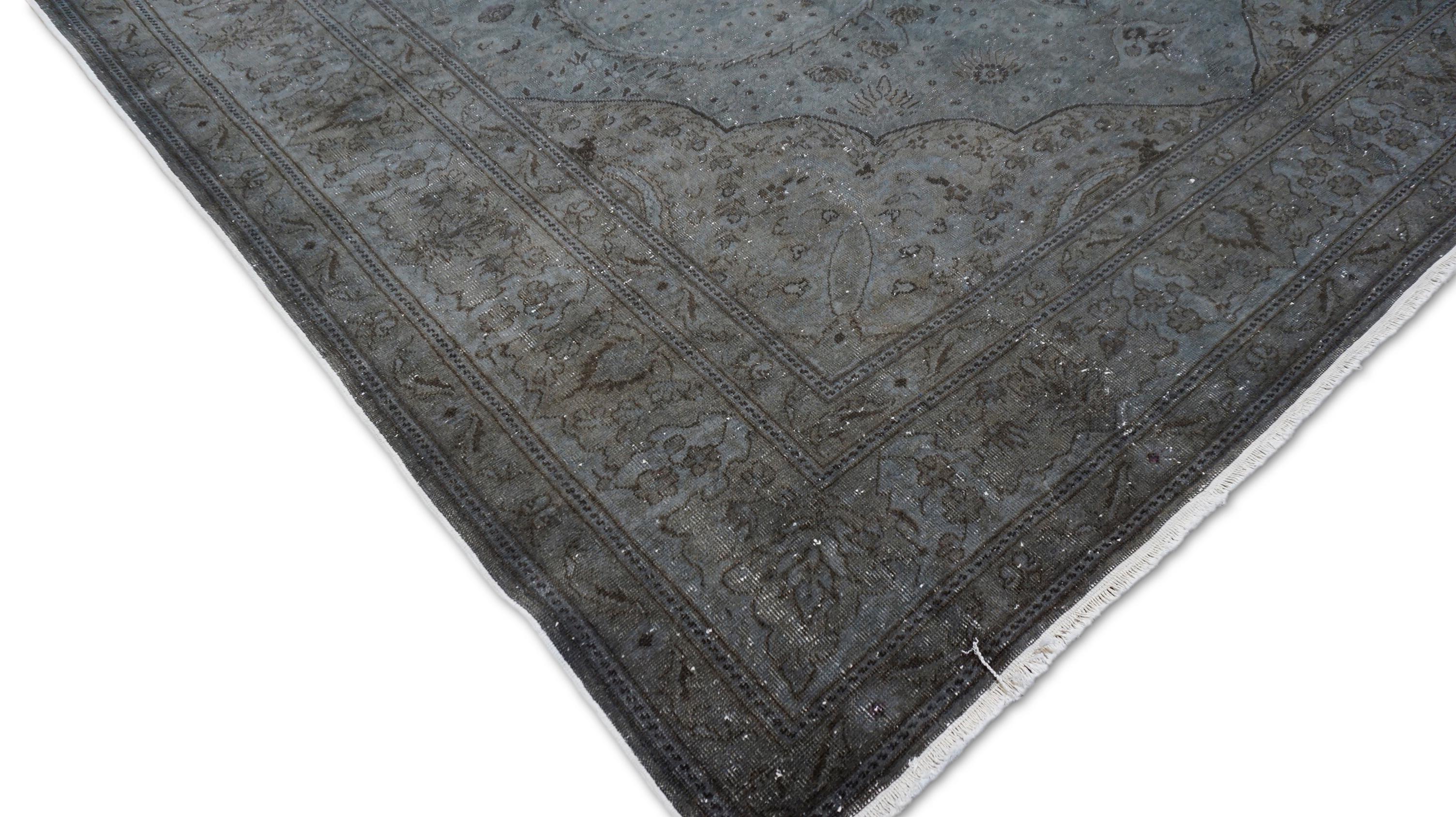 Questo tappeto persiano vintage sovratinto è una sofisticata reinterpretazione del design classico attraverso una lente moderna. Con dimensioni di 8′5″ × 12′3″, il tappeto presenta una tradizionale disposizione persiana a medaglioni e angoli, ora