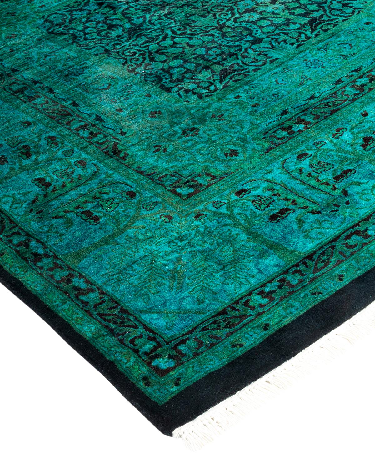 Les tapis Vibrance incarnent le classique avec une touche d'originalité : des motifs traditionnels surteints dans des couleurs éclatantes. Chaque tapis noué à la main est lavé dans une teinture botanique 100 % naturelle qui révèle les nuances