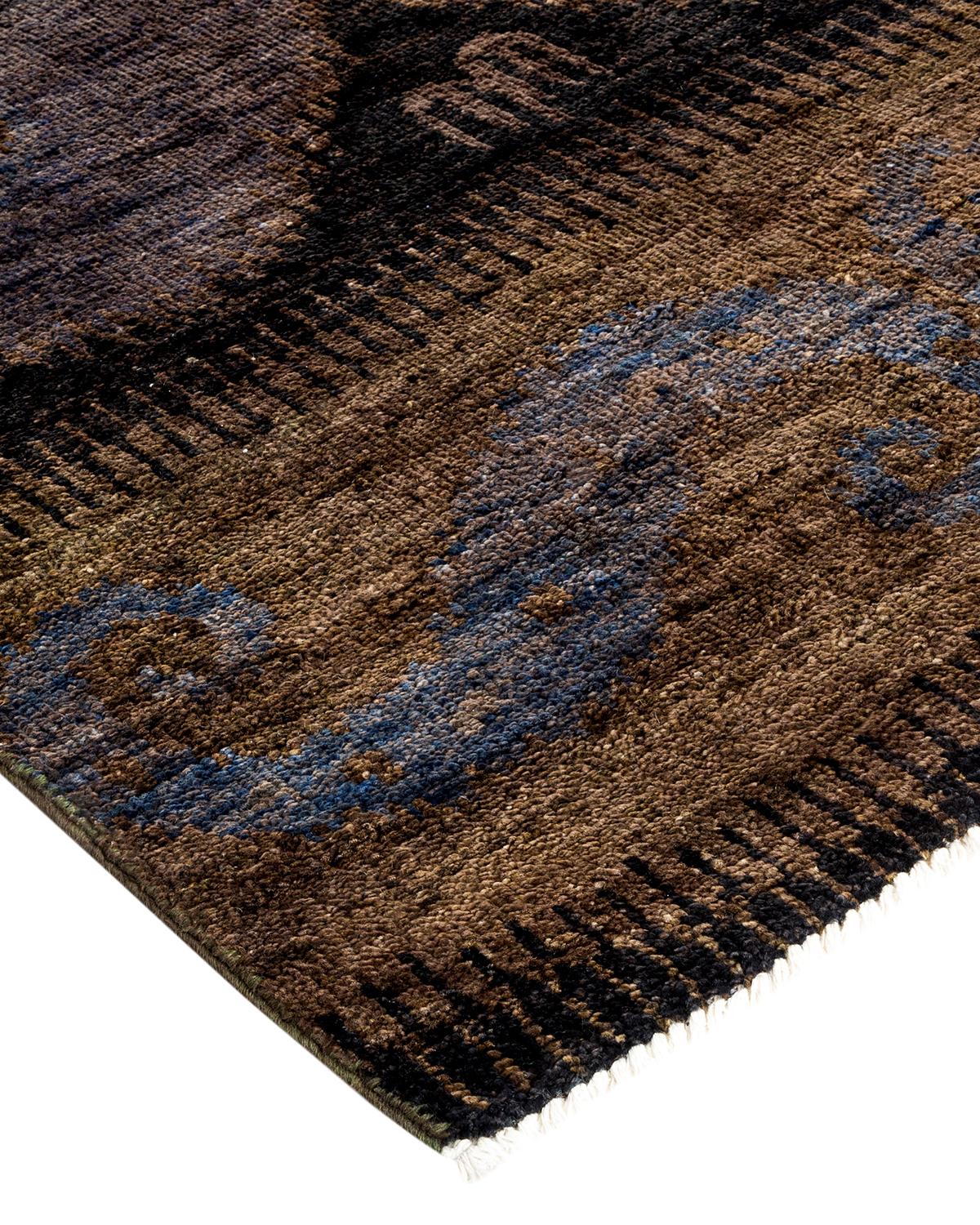 Las alfombras Vibrance son la personificación de lo clásico con un toque especial: motivos tradicionales teñidos de colores brillantes. Cada alfombra anudada a mano se lava con un tinte botánico 100% natural que revela matices ocultos en los