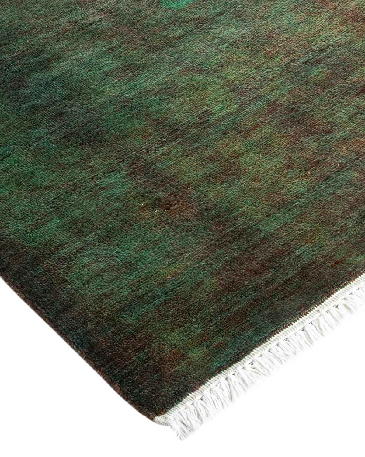 Les tapis Vibrance incarnent le classique avec une touche d'originalité : des motifs traditionnels surteints dans des couleurs éclatantes. Chaque tapis noué à la main est lavé dans une teinture botanique 100 % naturelle qui révèle les nuances