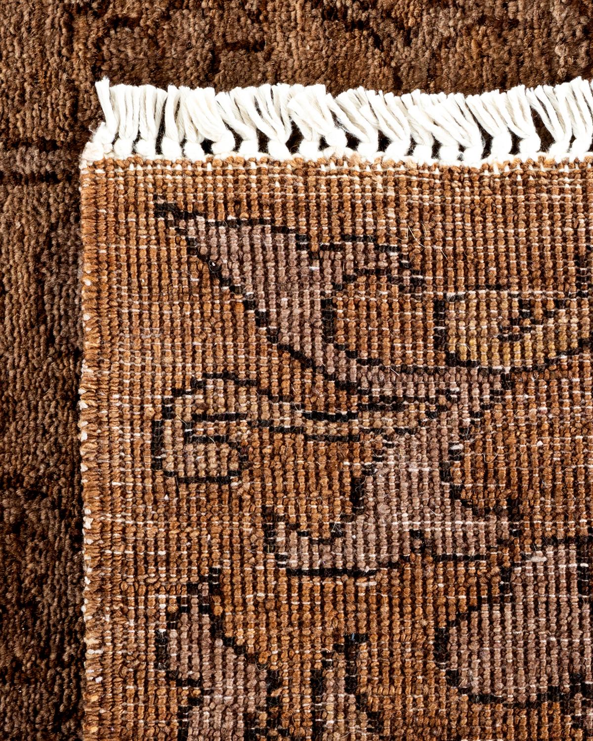 Brauner handgeknüpfter Wollteppich mit Färbung (21. Jahrhundert und zeitgenössisch) im Angebot