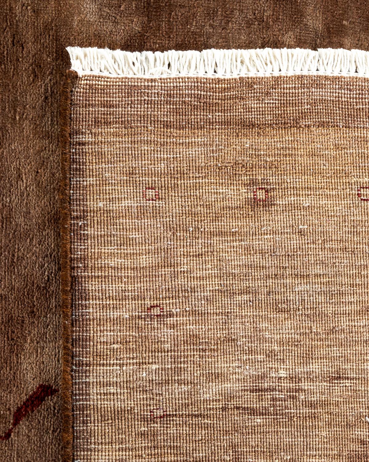 Brauner handgeknüpfter Wollteppich mit Färbung (21. Jahrhundert und zeitgenössisch) im Angebot