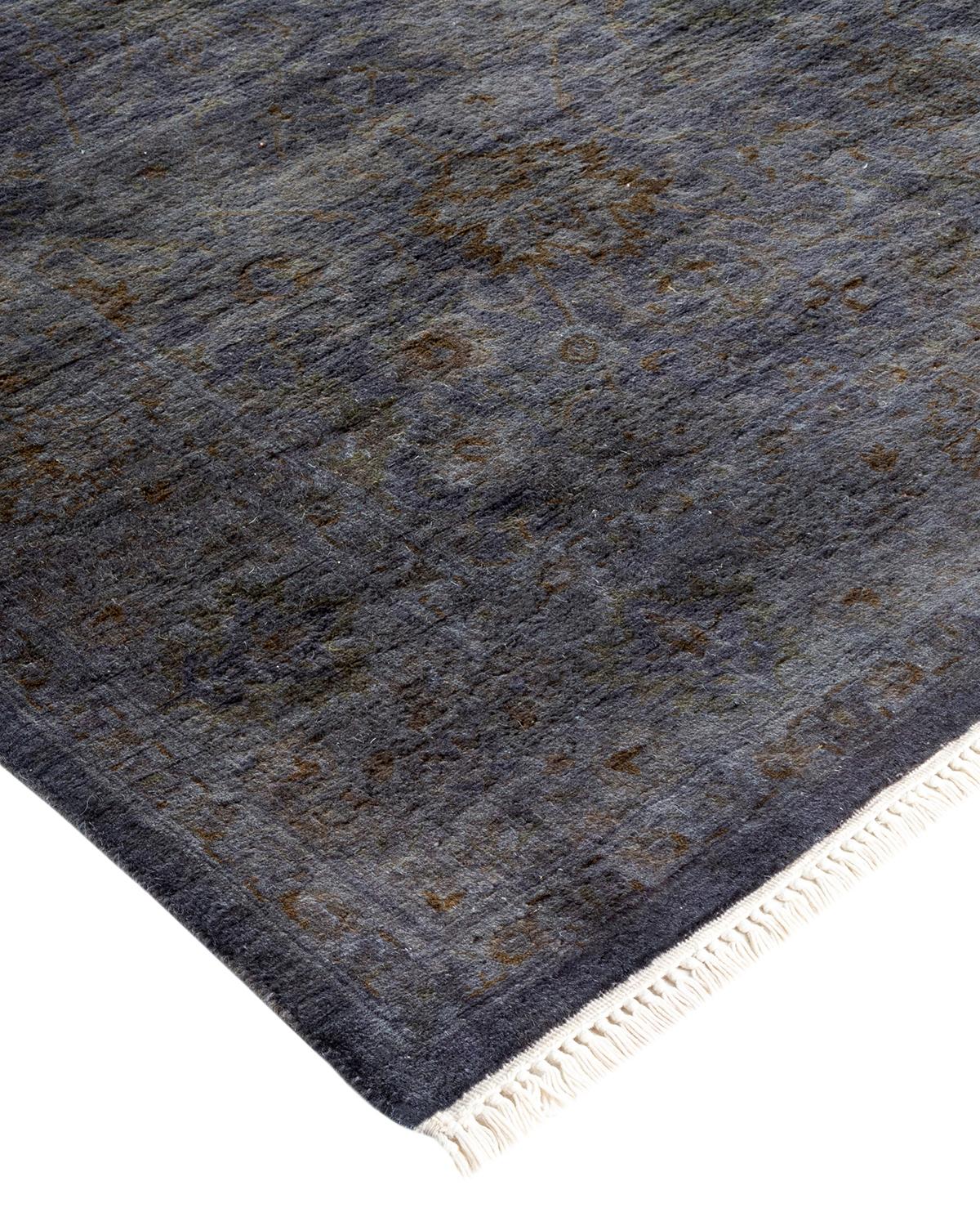 Les tapis Vibrance incarnent le classique avec une touche d'originalité : des motifs traditionnels surteints dans des couleurs éclatantes. Chaque tapis noué à la main est lavé dans une teinture botanique 100 % naturelle qui révèle les nuances