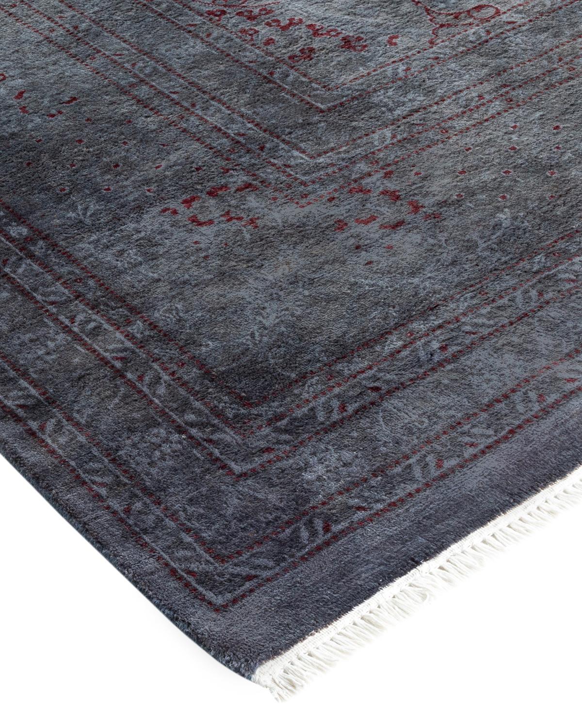 Les tapis Vibrance incarnent le classique avec une touche d'originalité : des motifs traditionnels surteints dans des couleurs éclatantes. Chaque tapis noué à la main est lavé dans une teinture botanique 100 % naturelle qui révèle les nuances