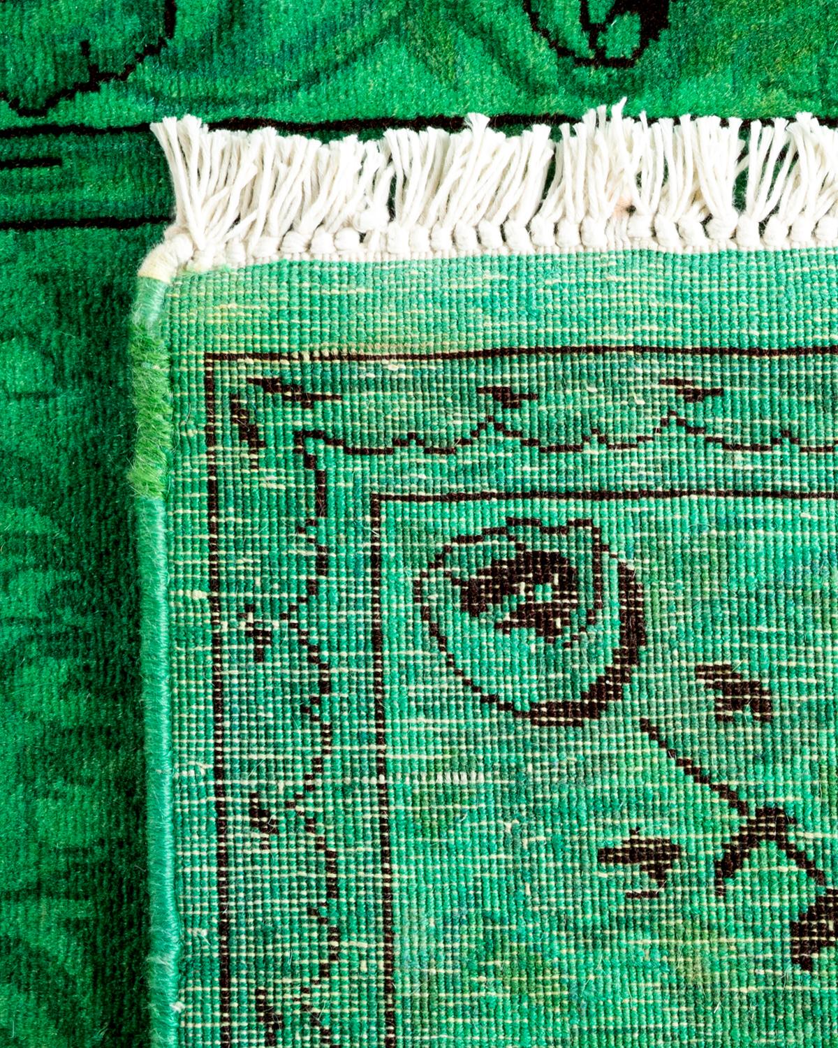 XXIe siècle et contemporain Chemin de table en laine surteinte nouée à la main, de couleur verte en vente