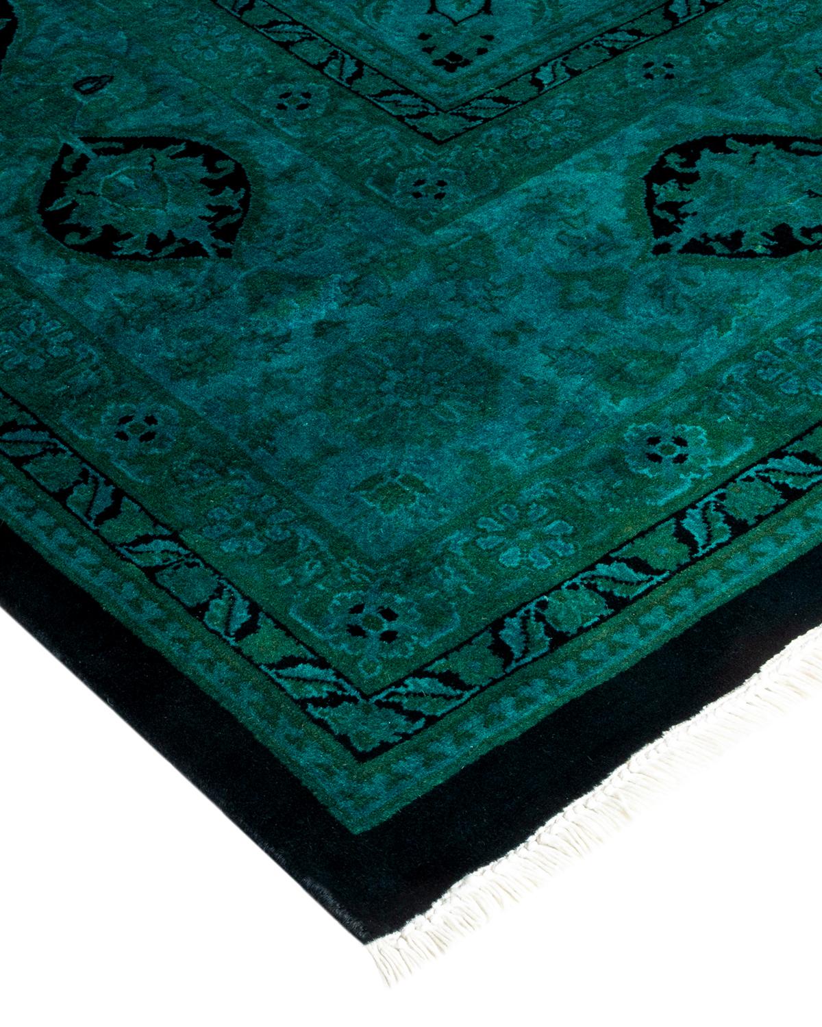 I tappeti Vibrance rappresentano il classico con un tocco di classe: motivi tradizionali sovratinti con colori brillanti. Ogni tappeto annodato a mano viene lavato con una tintura botanica naturale al 100% che rivela le sfumature nascoste nei