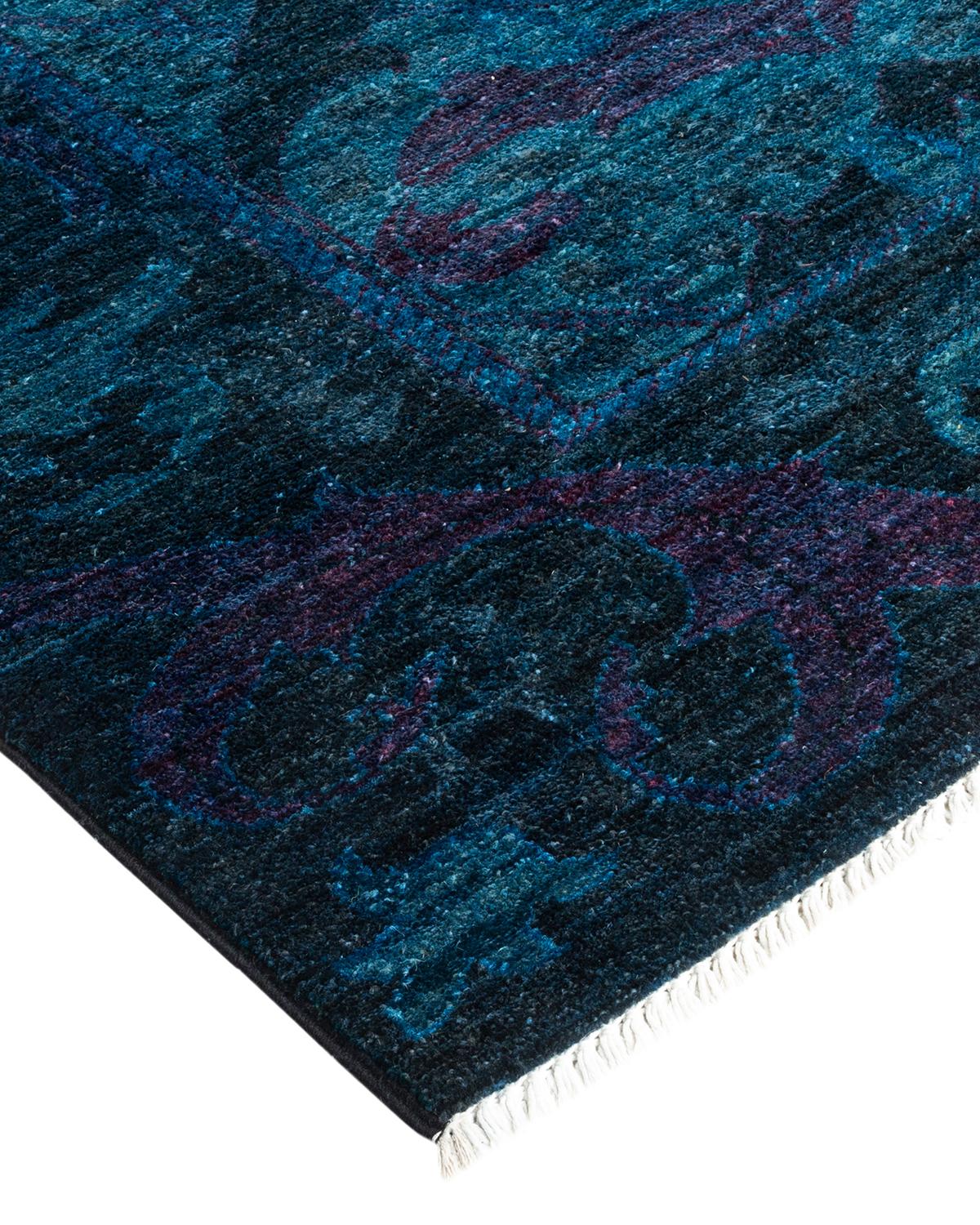 I tappeti Vibrance rappresentano il classico con un tocco di classe: motivi tradizionali sovratinti con colori brillanti. Ogni tappeto annodato a mano viene lavato con una tintura botanica naturale al 100% che rivela le sfumature nascoste nei