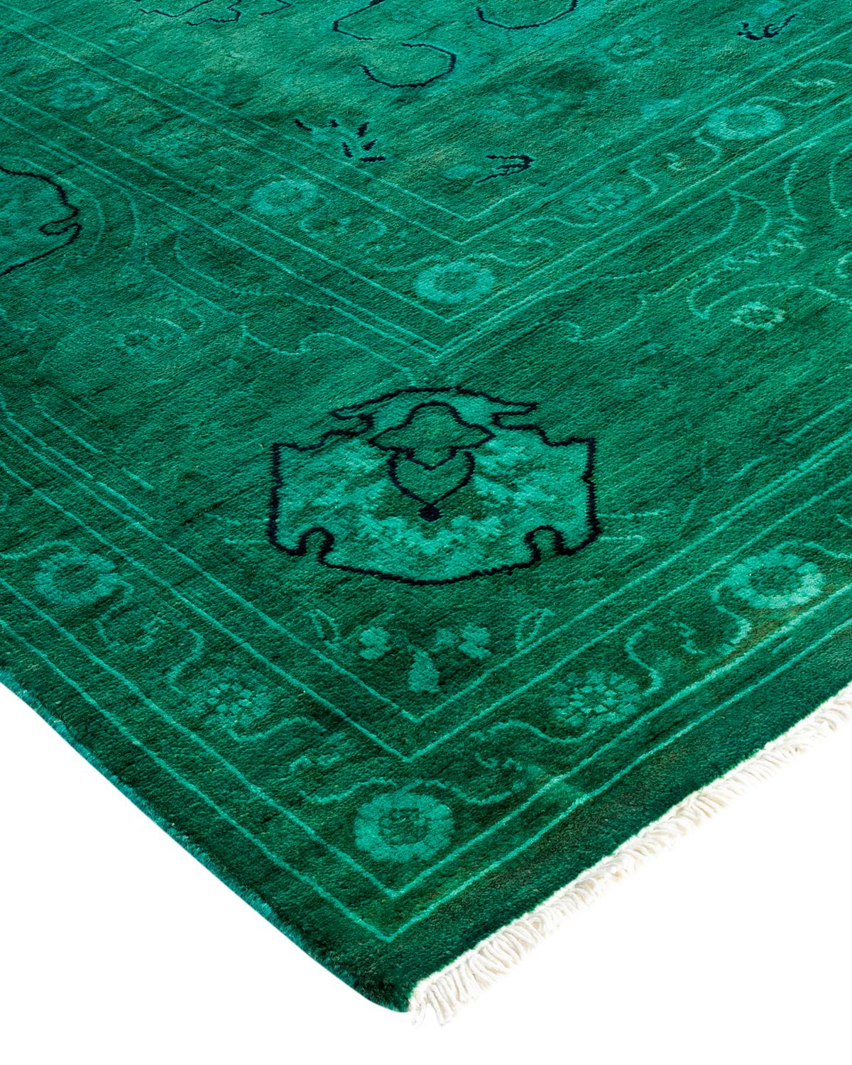 Las alfombras Vibrance son la personificación de lo clásico con un toque especial: motivos tradicionales teñidos de colores brillantes. Cada alfombra anudada a mano se lava con un tinte botánico 100% natural que revela matices ocultos en los