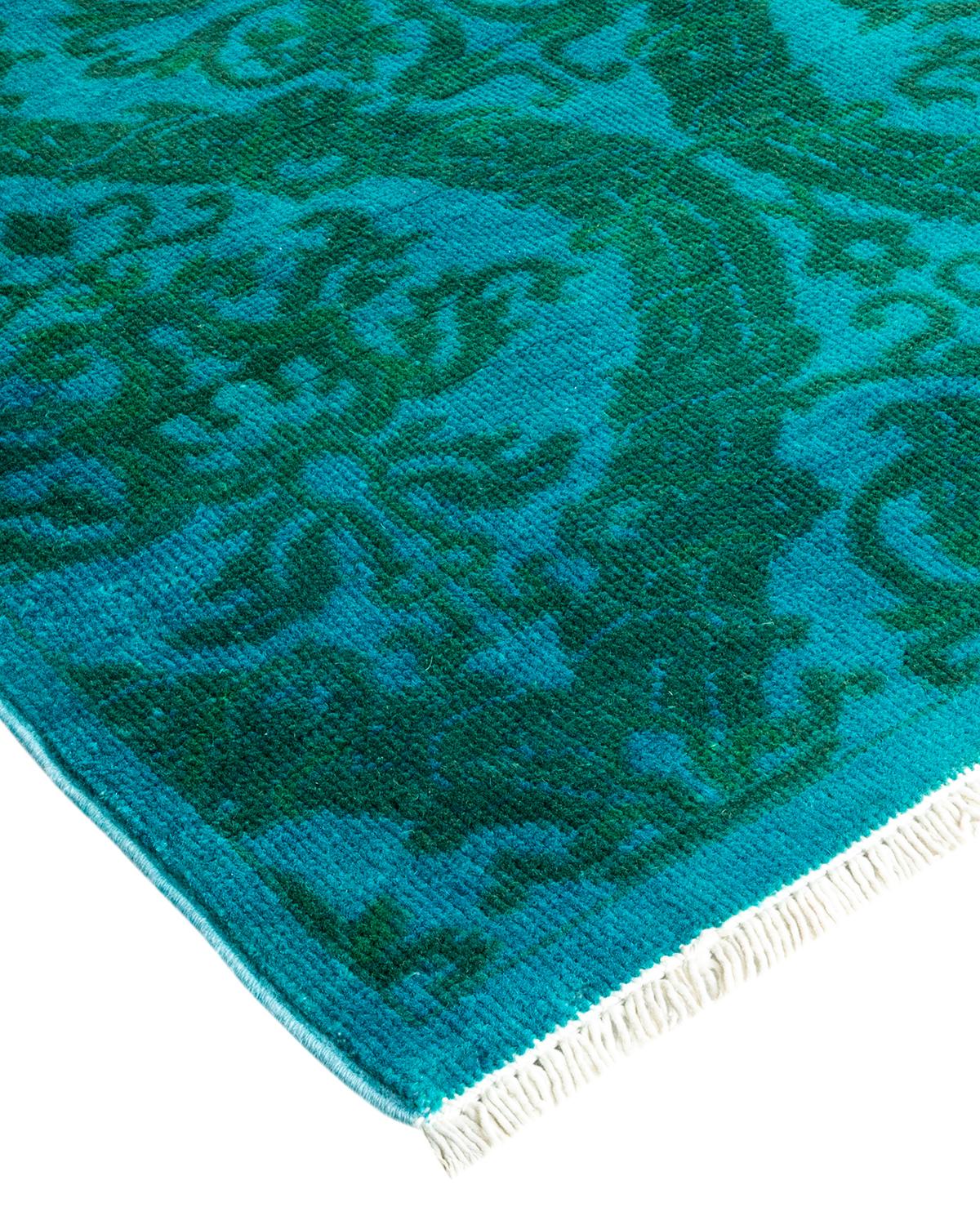 Les tapis Vibrance incarnent le classique avec une touche d'originalité : des motifs traditionnels surteints dans des couleurs éclatantes. Chaque tapis noué à la main est lavé dans une teinture botanique 100 % naturelle qui révèle les nuances
