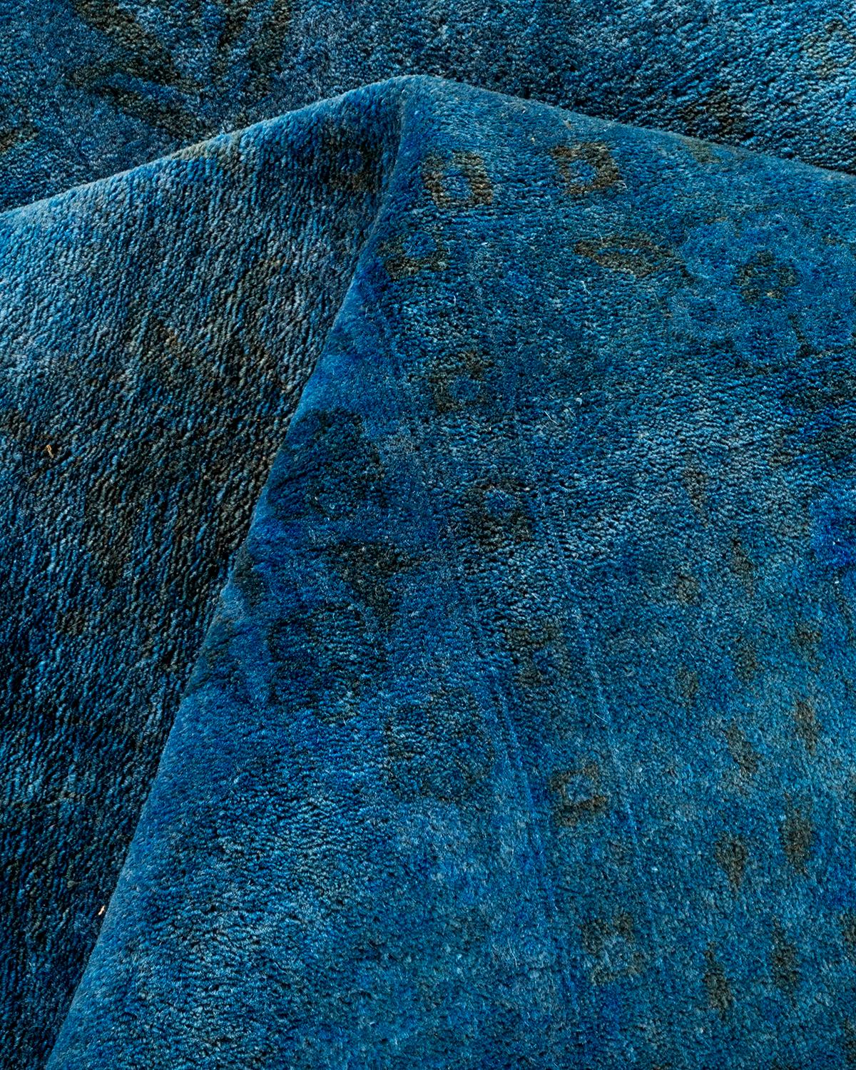 Tappeto Overdyed in lana annodata a mano di colore blu chiaro in vendita 1