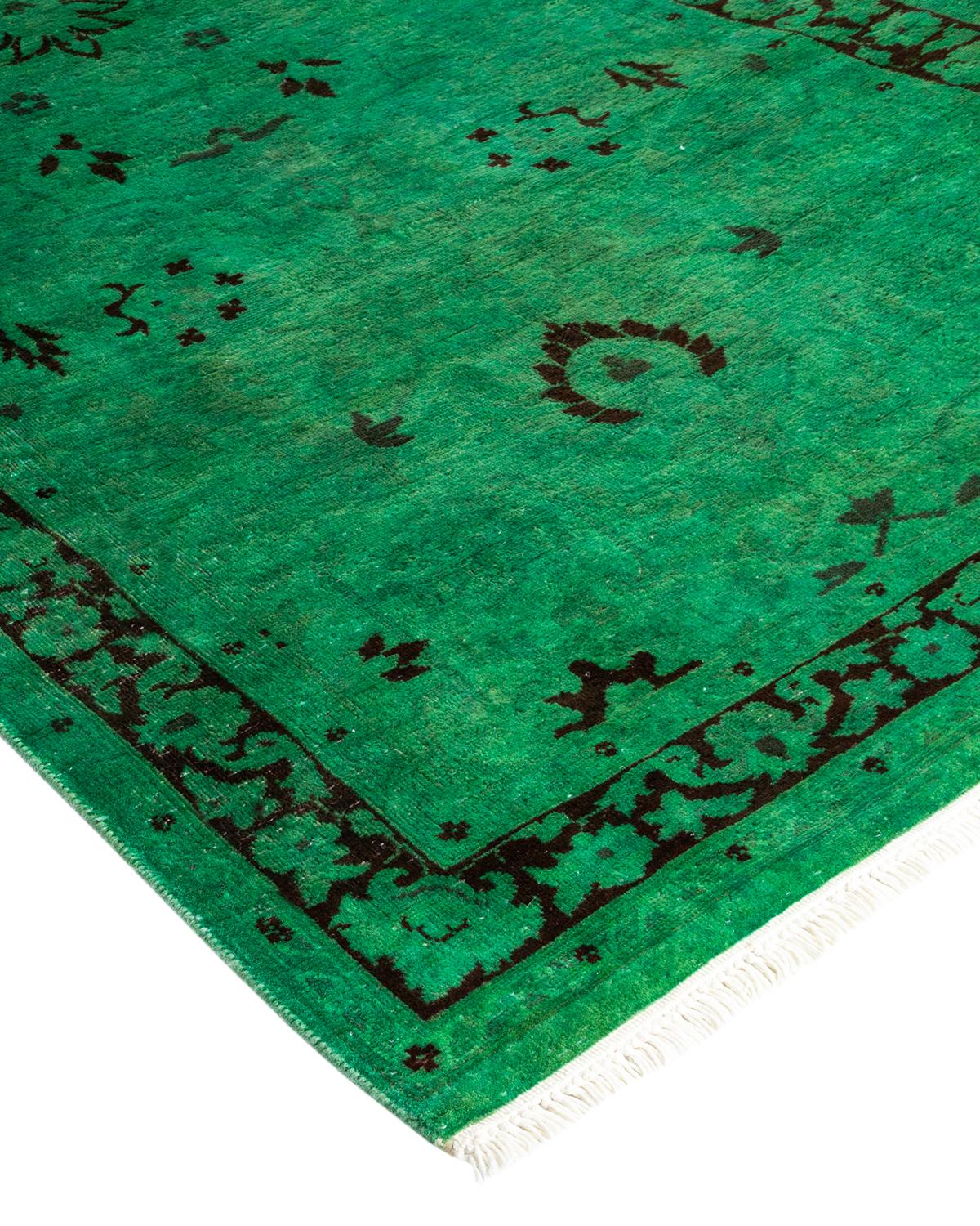 Les tapis Vibrance incarnent le classique avec une touche d'originalité : des motifs traditionnels surteints dans des couleurs éclatantes. Chaque tapis noué à la main est lavé dans une teinture botanique 100 % naturelle qui révèle les nuances