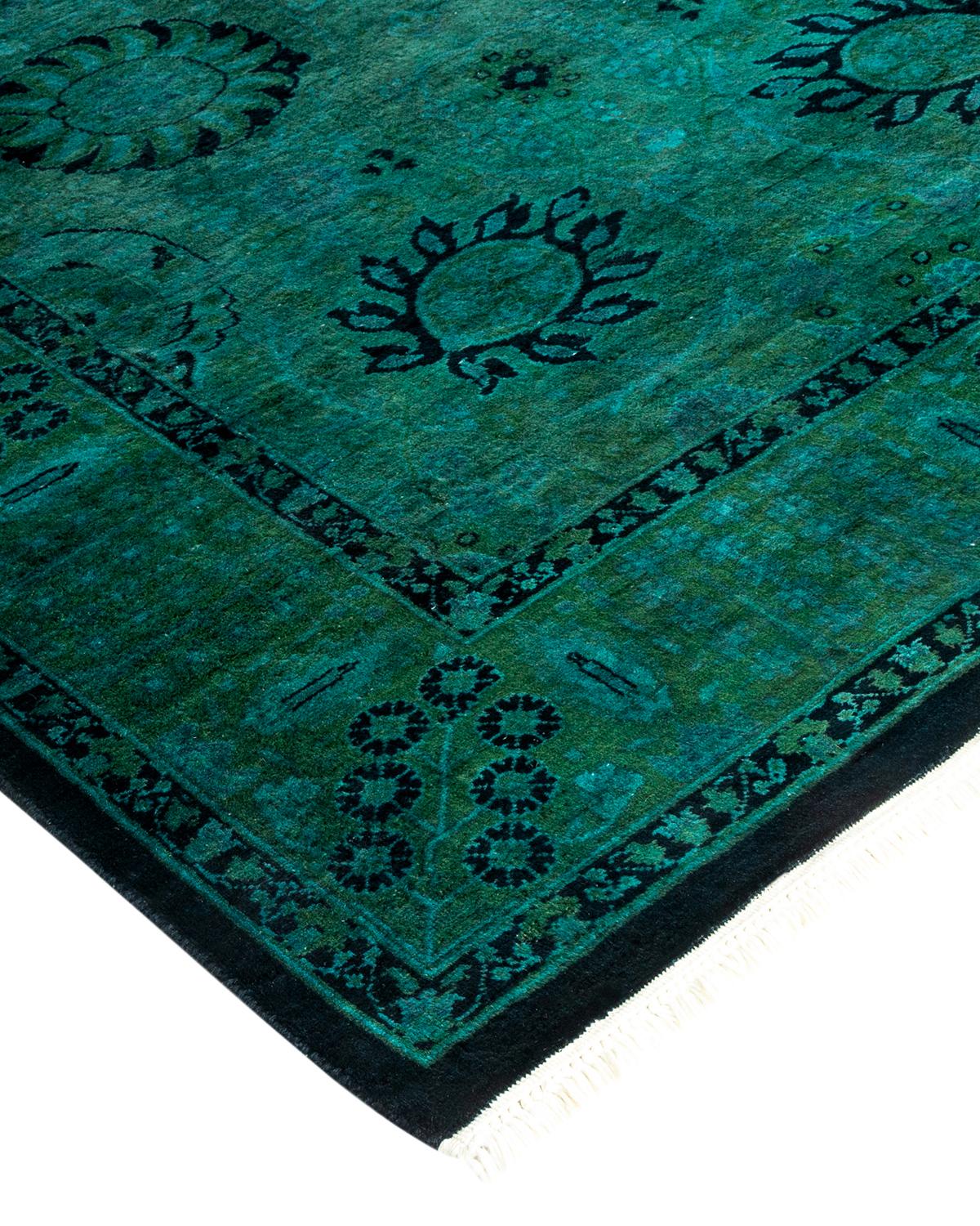 Les tapis Vibrance incarnent le classique avec une touche d'originalité : des motifs traditionnels surteints dans des couleurs éclatantes. Chaque tapis noué à la main est lavé dans une teinture botanique 100 % naturelle qui révèle les nuances