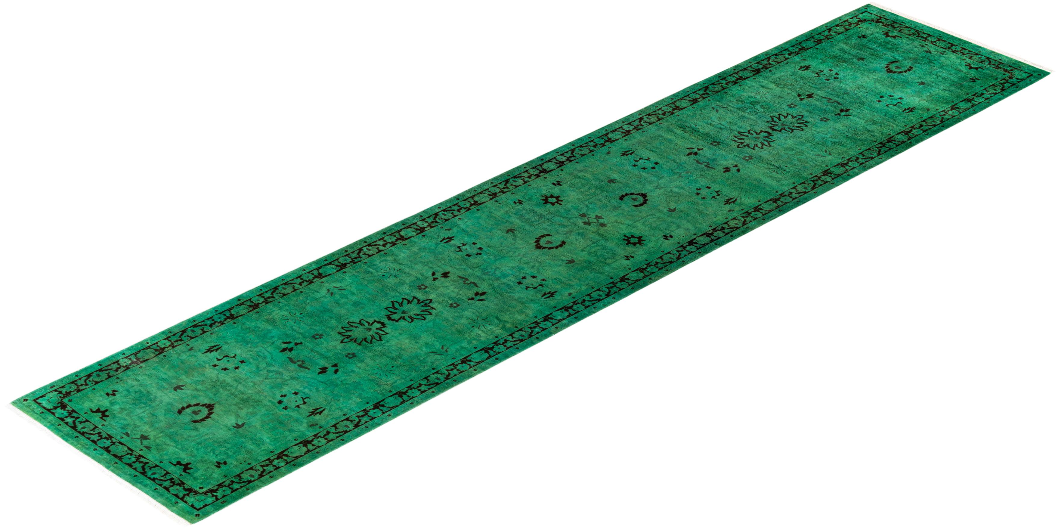 Chemin de table en laine surteinte nouée à la main, bleu clair en vente 2