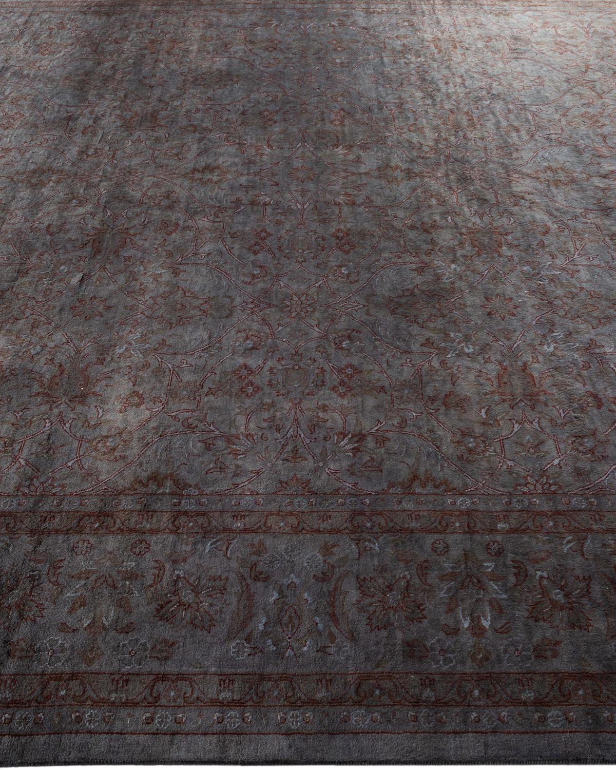 XXI secolo e contemporaneo Tappeto Overdyed in lana annodata a mano di colore grigio chiaro in vendita