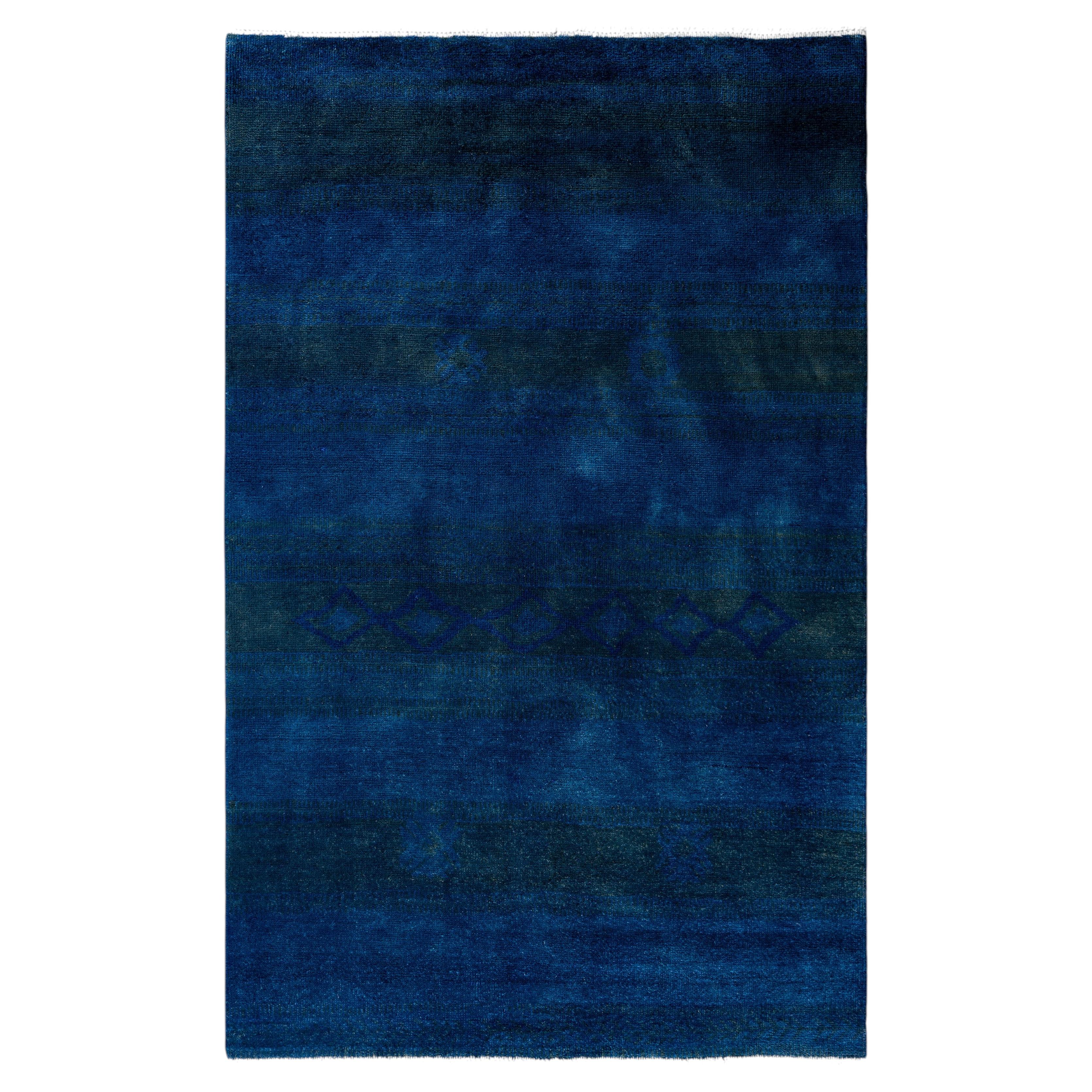 Übergefärbte handgeknüpfte Wolle modern-zeitgenössische Marine Bereich Teppich 4' 10" x 7' 10"