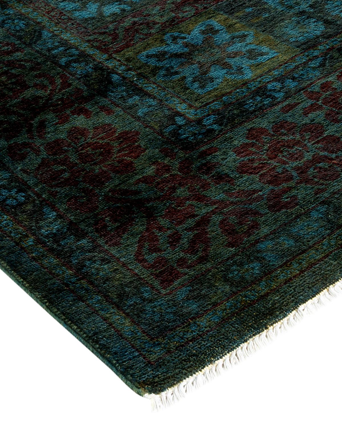 I tappeti Vibrance rappresentano il classico con un tocco di classe: motivi tradizionali sovratinti con colori brillanti. Ogni tappeto annodato a mano viene lavato con una tintura botanica naturale al 100% che rivela le sfumature nascoste nei