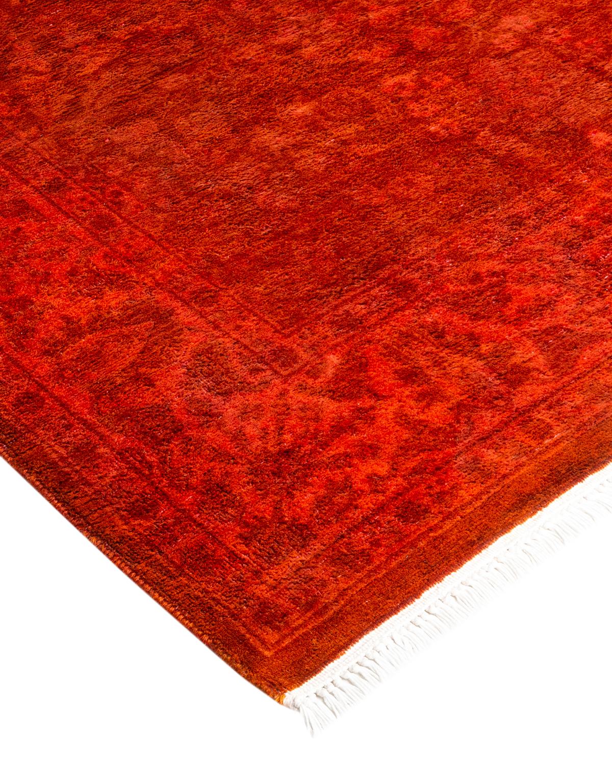 Les tapis Vibrance incarnent le classique avec une touche d'originalité : des motifs traditionnels surteints dans des couleurs éclatantes. Chaque tapis noué à la main est lavé dans une teinture botanique 100 % naturelle qui révèle les nuances