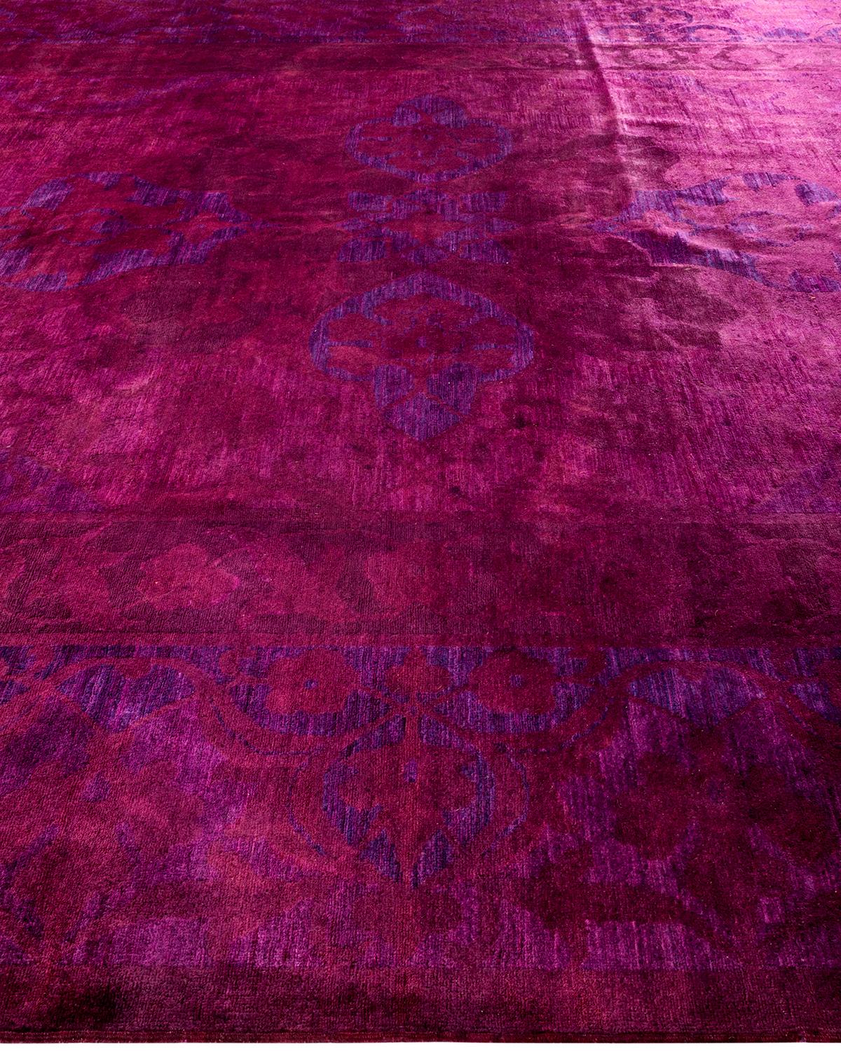 Violetter Teppich aus handgeknüpfter Wolle, gefärbt im Zustand „Neu“ im Angebot in Norwalk, CT