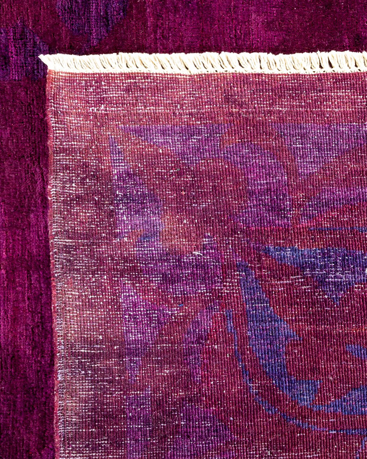 Violetter Teppich aus handgeknüpfter Wolle, gefärbt (21. Jahrhundert und zeitgenössisch) im Angebot