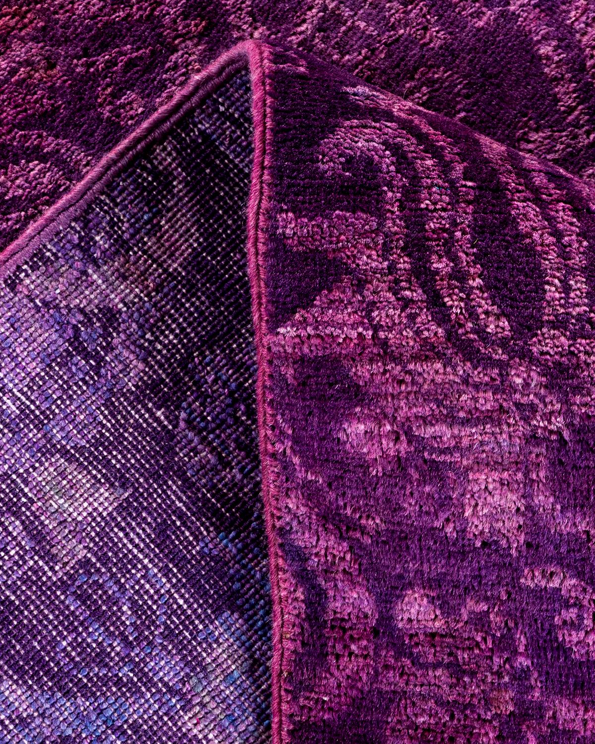 XXIe siècle et contemporain Tapis Overdyed en laine nouée à la main pourpre en vente