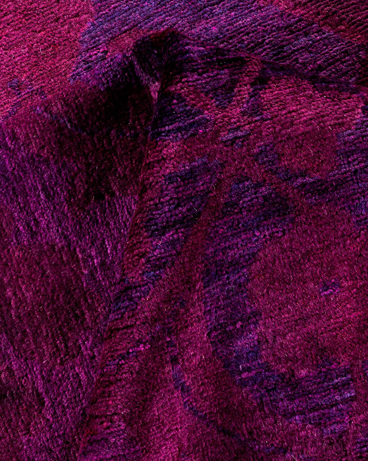 Violetter Teppich aus handgeknüpfter Wolle, gefärbt im Angebot 2