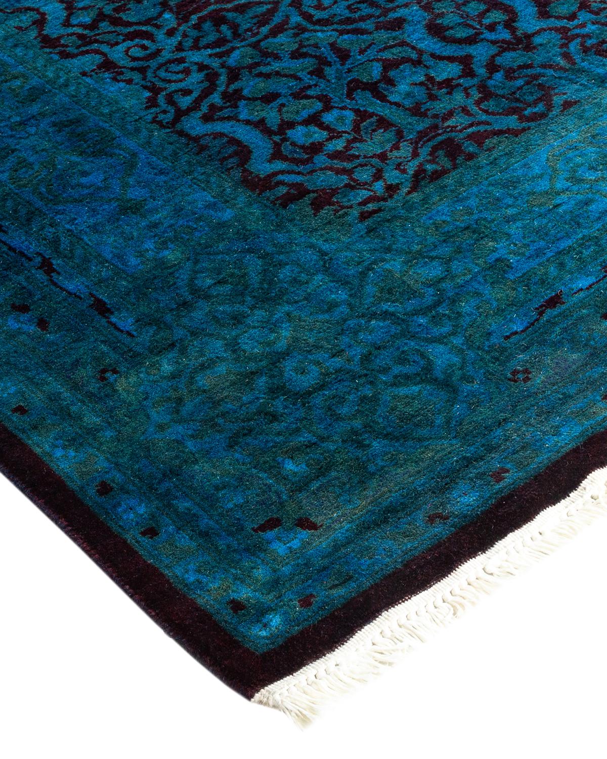 Les tapis Vibrance incarnent le classique avec une touche d'originalité : des motifs traditionnels surteints dans des couleurs éclatantes. Chaque tapis noué à la main est lavé dans une teinture botanique 100 % naturelle qui révèle les nuances