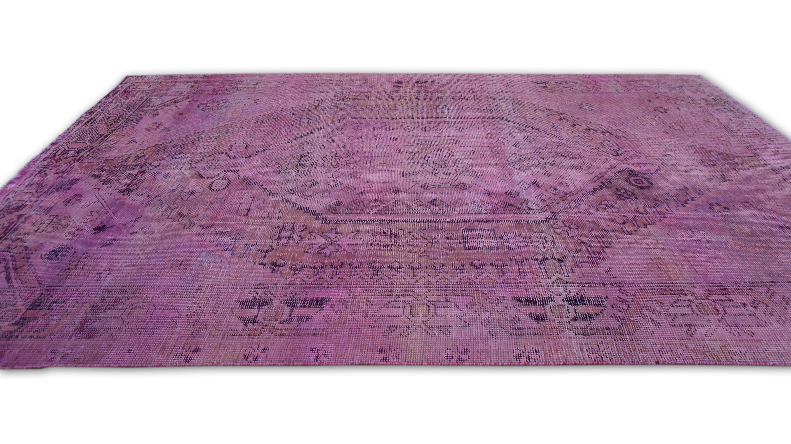 Moderno Tappeto persiano Vintage Magenta sovratinto 6'4''x9'8'' in vendita