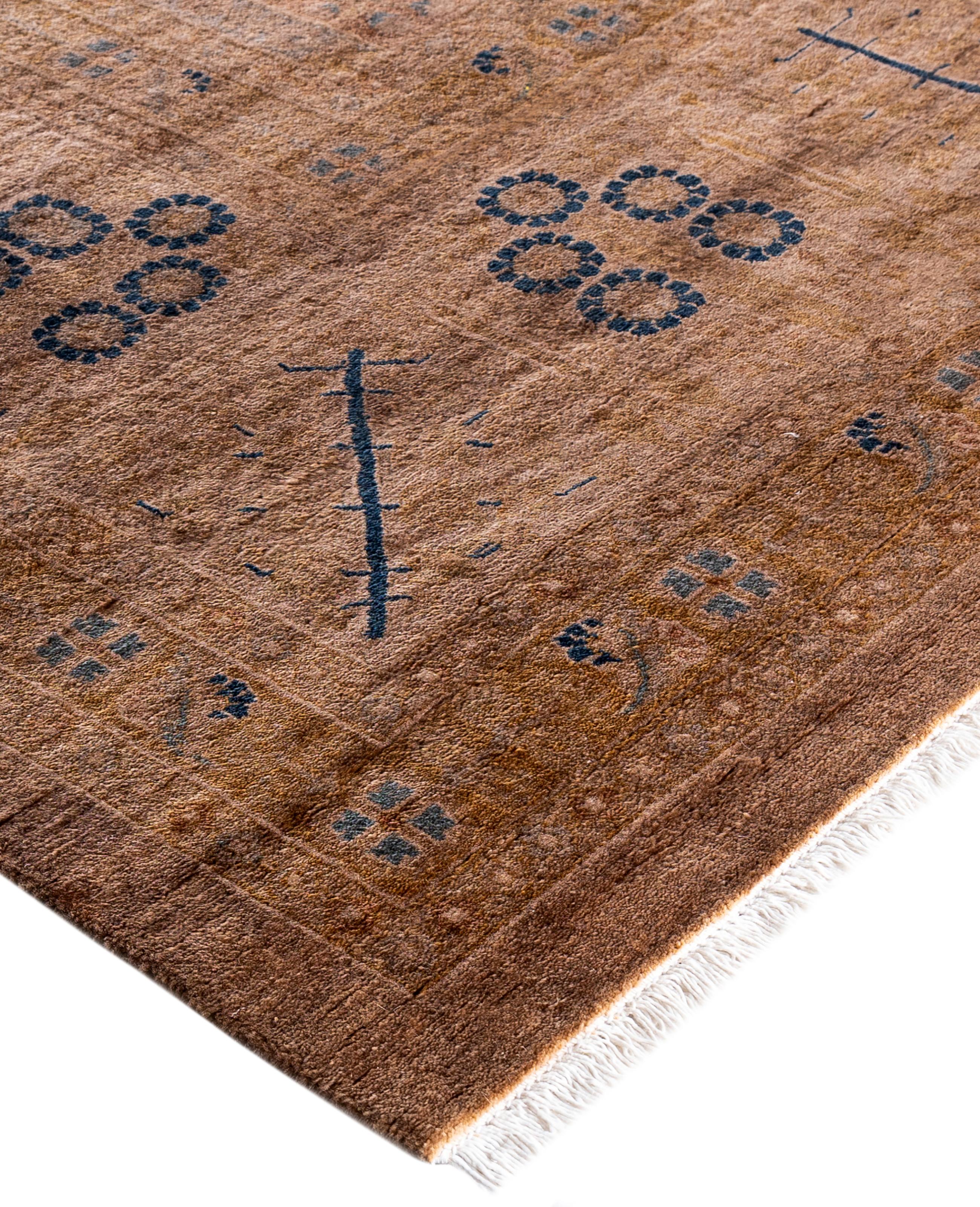 Las alfombras sobreteñidas se crean tomando alfombras antiguas o tradicionales y aplicando un tinte vibrante y monocromático sobre los dibujos existentes. Esta técnica da como resultado una estética audaz y moderna, al tiempo que conserva los