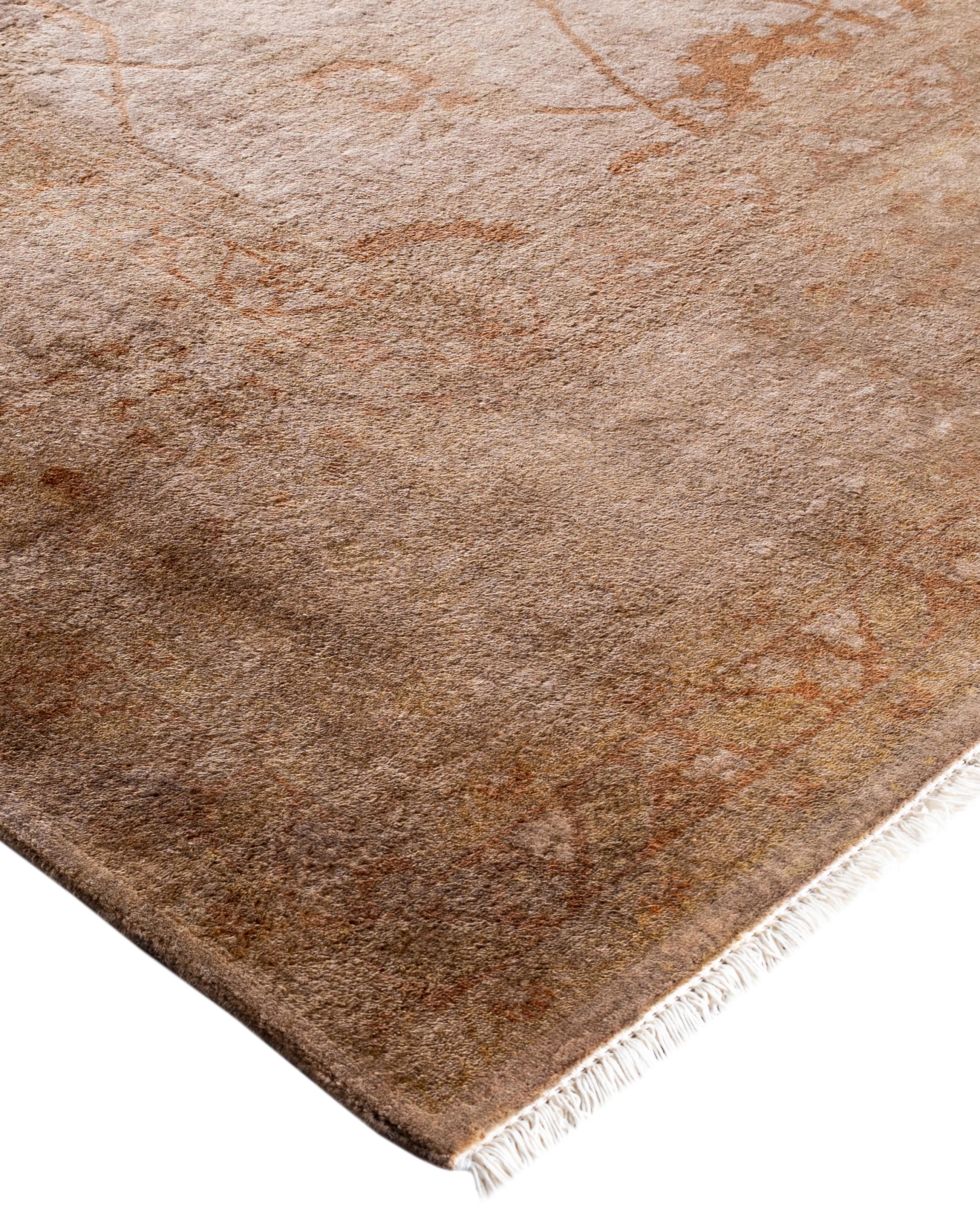 I tappeti tinti in massa sono creati prendendo tappeti vintage o tradizionali e applicando una tintura vibrante e monocromatica sui motivi esistenti. Questa tecnica consente di ottenere un'estetica audace e moderna, preservando al contempo gli