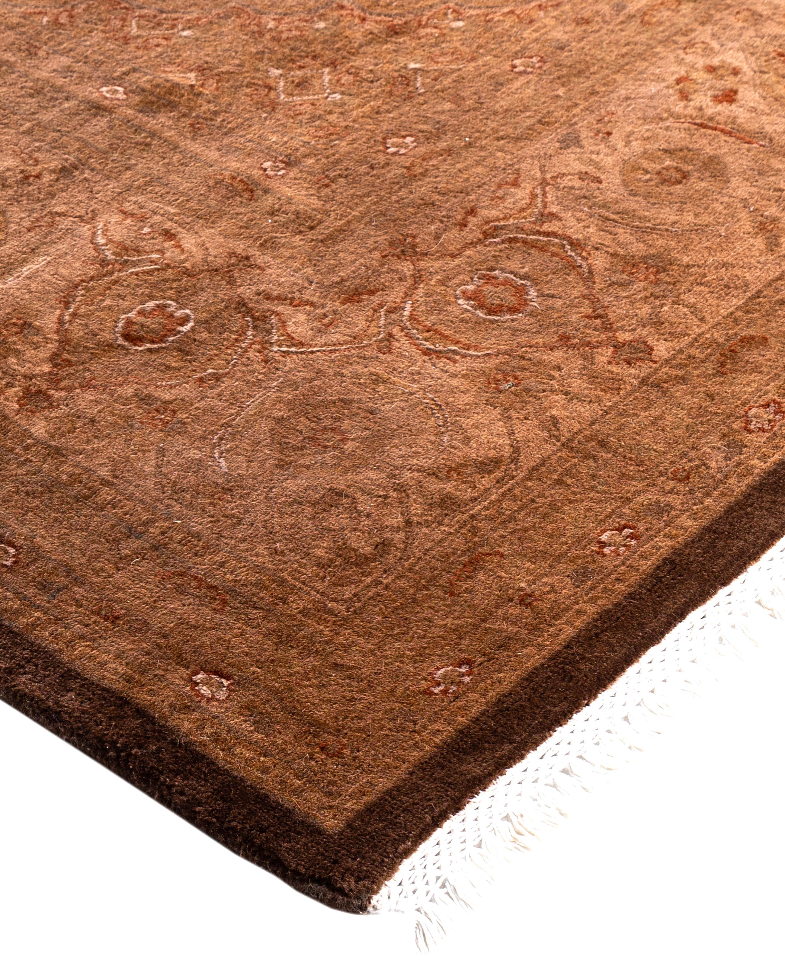Las alfombras sobreteñidas se crean tomando alfombras antiguas o tradicionales y aplicando un tinte vibrante y monocromático sobre los dibujos existentes. Esta técnica da como resultado una estética audaz y moderna, al tiempo que conserva los