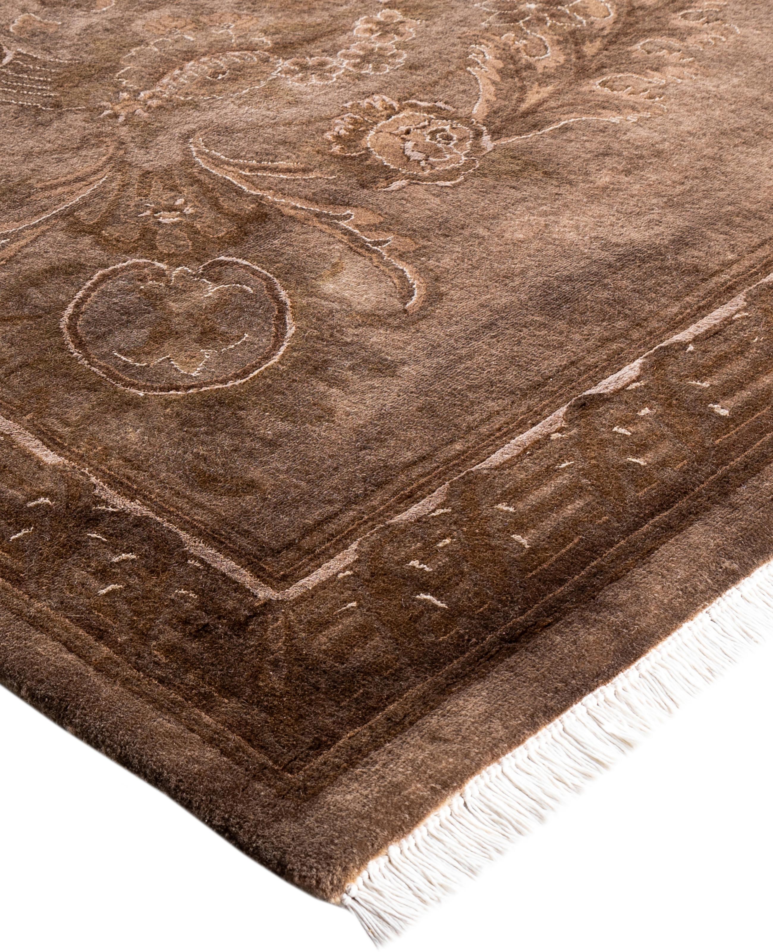 Las alfombras sobreteñidas se crean tomando alfombras antiguas o tradicionales y aplicando un tinte vibrante y monocromático sobre los dibujos existentes. Esta técnica da como resultado una estética audaz y moderna, al tiempo que conserva los