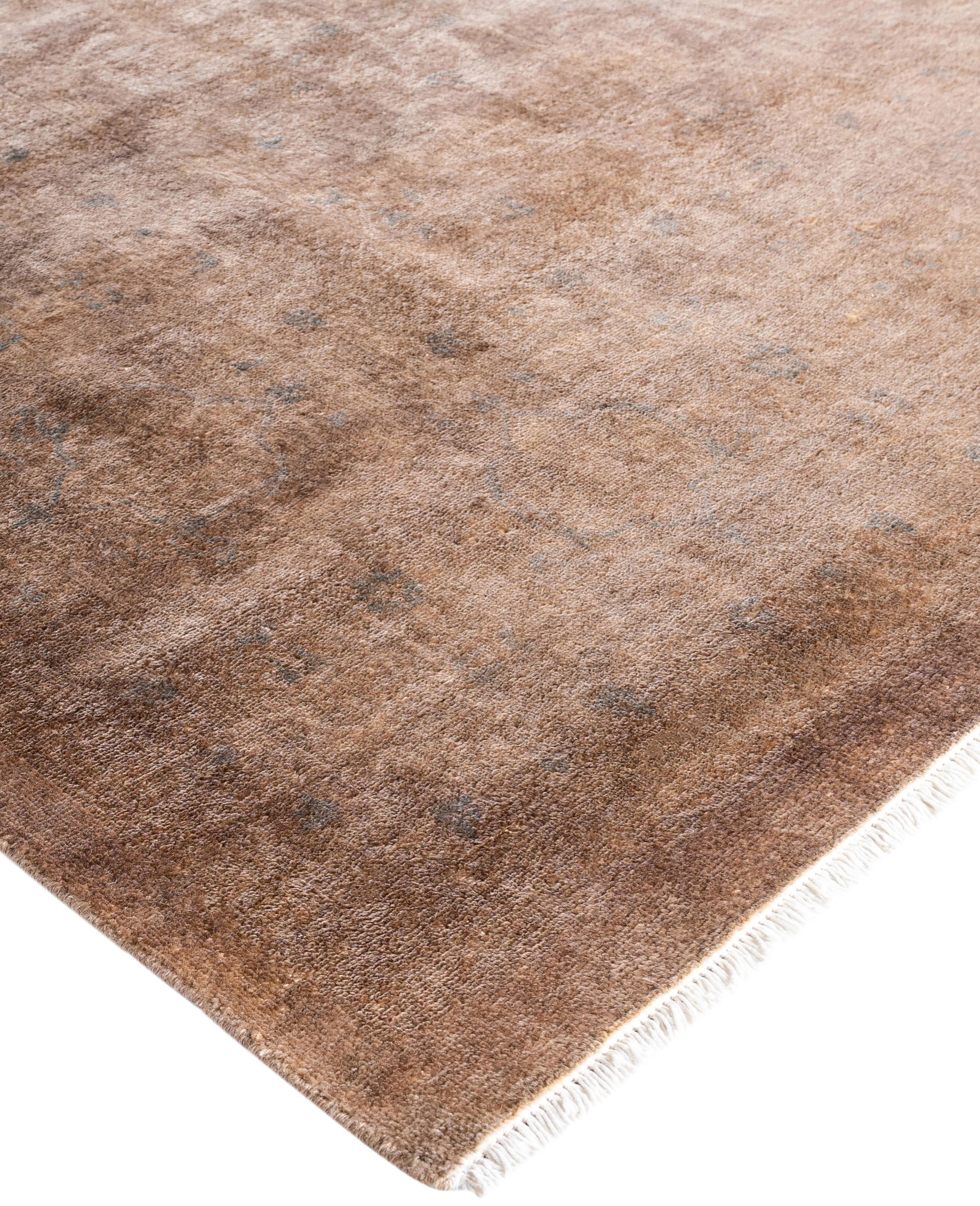 Les tapis surteints sont créés à partir de tapis anciens ou traditionnels auxquels on applique une teinture vibrante et monochrome sur les motifs existants. Cette technique permet d'obtenir une esthétique audacieuse et moderne tout en préservant les