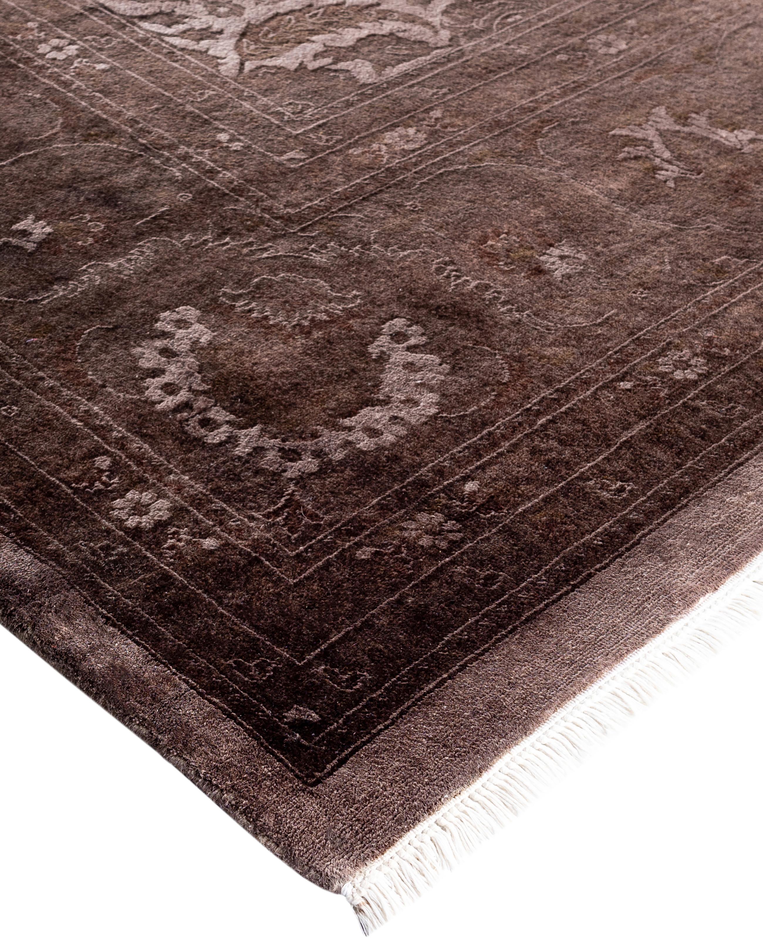 I tappeti tinti in massa sono creati prendendo tappeti vintage o tradizionali e applicando una tintura vibrante e monocromatica sui motivi esistenti. Questa tecnica consente di ottenere un'estetica audace e moderna, preservando al contempo gli