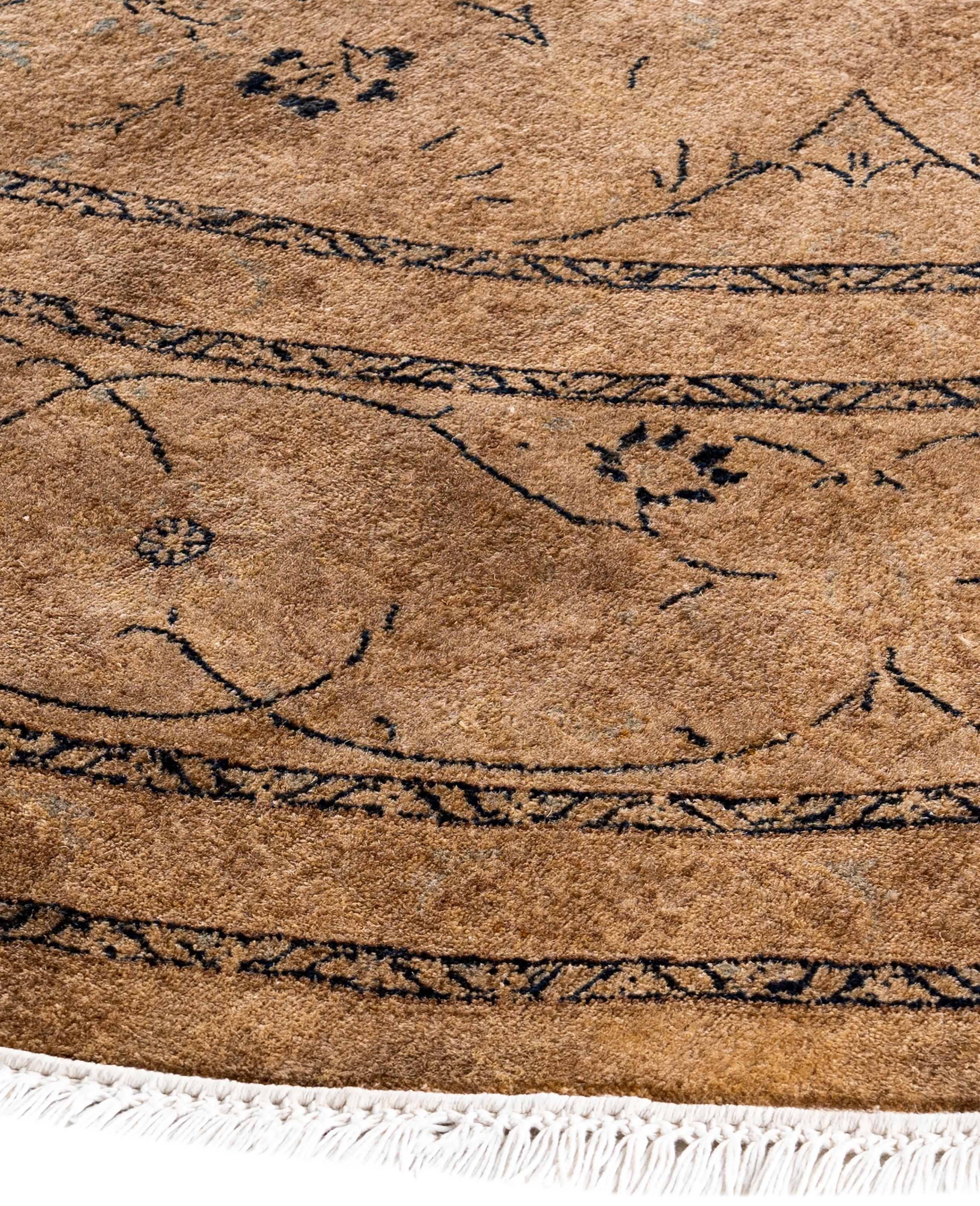 I tappeti tinti in massa sono creati prendendo tappeti vintage o tradizionali e applicando una tintura vibrante e monocromatica sui motivi esistenti. Questa tecnica consente di ottenere un'estetica audace e moderna, preservando al contempo gli