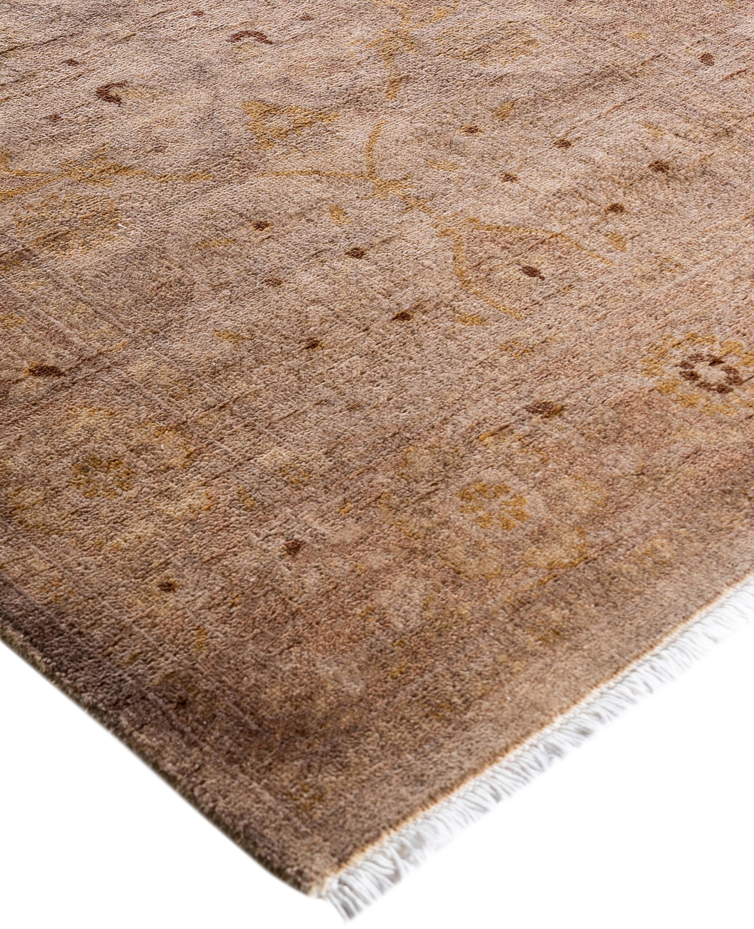 Überfärbte Teppiche entstehen, indem alte oder traditionelle Teppiche mit einer lebendigen, einfarbigen Färbung über die vorhandenen Muster gelegt werden. Diese Technik führt zu einer kühnen, modernen Ästhetik, während die darunter liegenden