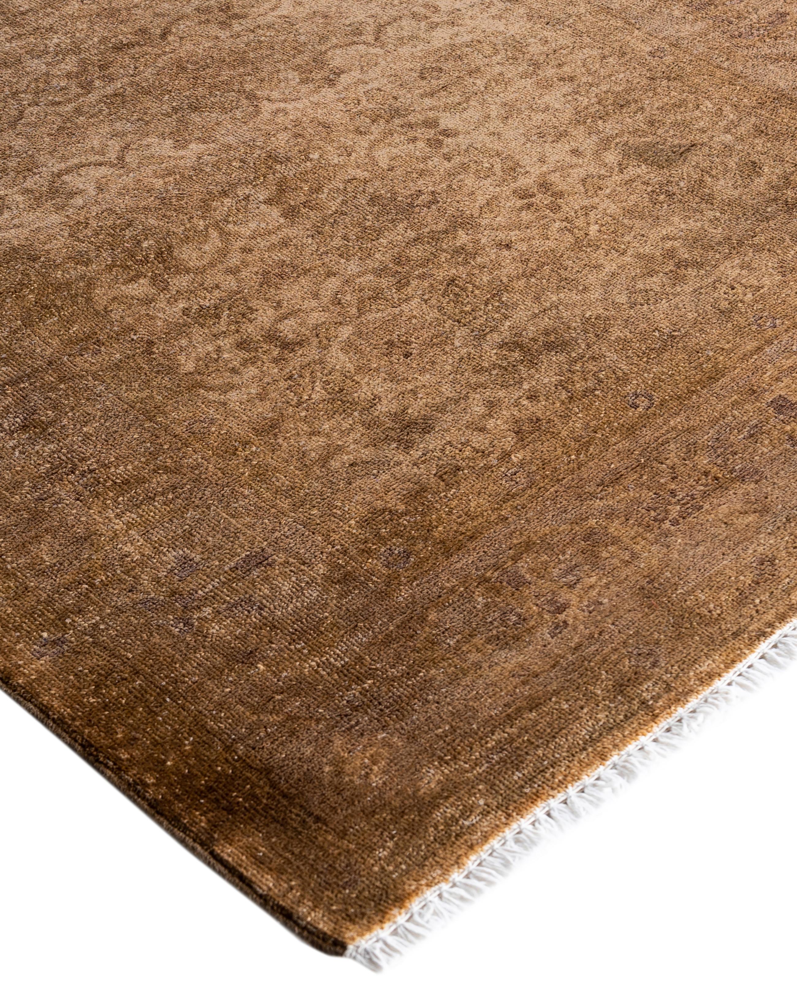 Las alfombras sobreteñidas se crean tomando alfombras antiguas o tradicionales y aplicando un tinte vibrante y monocromático sobre los dibujos existentes. Esta técnica da como resultado una estética audaz y moderna, al tiempo que conserva los
