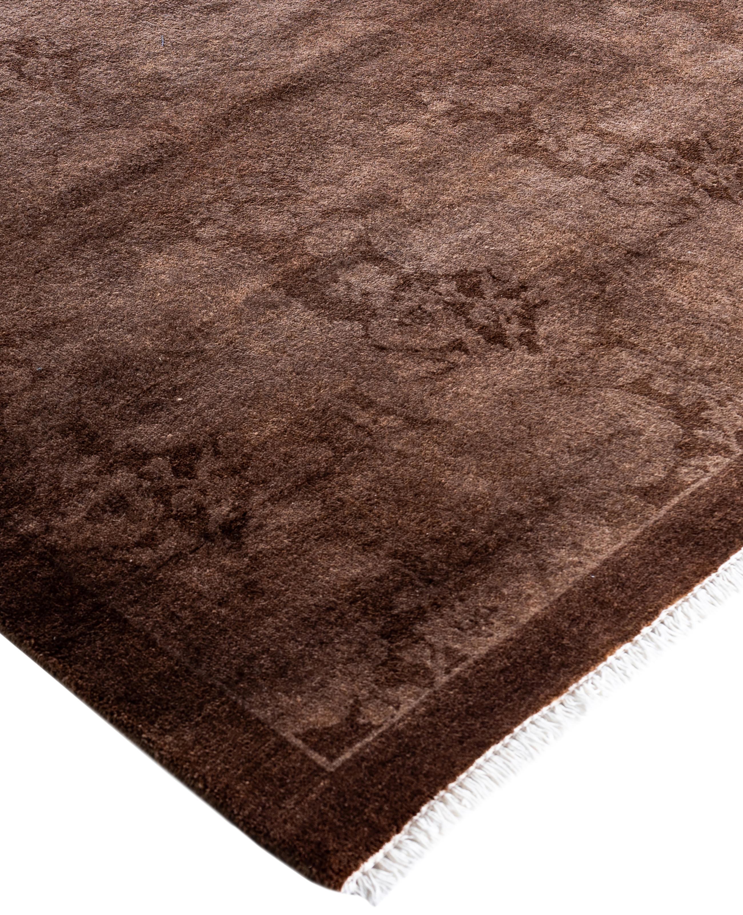 Las alfombras sobreteñidas se crean tomando alfombras antiguas o tradicionales y aplicando un tinte vibrante y monocromático sobre los dibujos existentes. Esta técnica da como resultado una estética audaz y moderna, al tiempo que conserva los