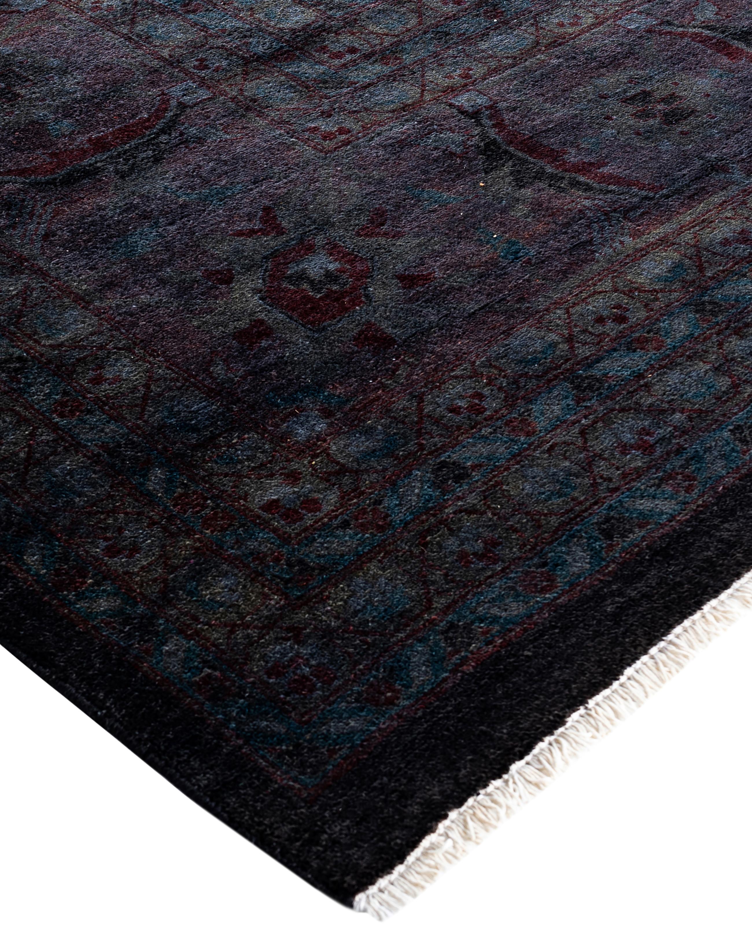 Les tapis surteints sont créés à partir de tapis anciens ou traditionnels auxquels on applique une teinture vibrante et monochrome sur les motifs existants. Cette technique permet d'obtenir une esthétique audacieuse et moderne tout en préservant les
