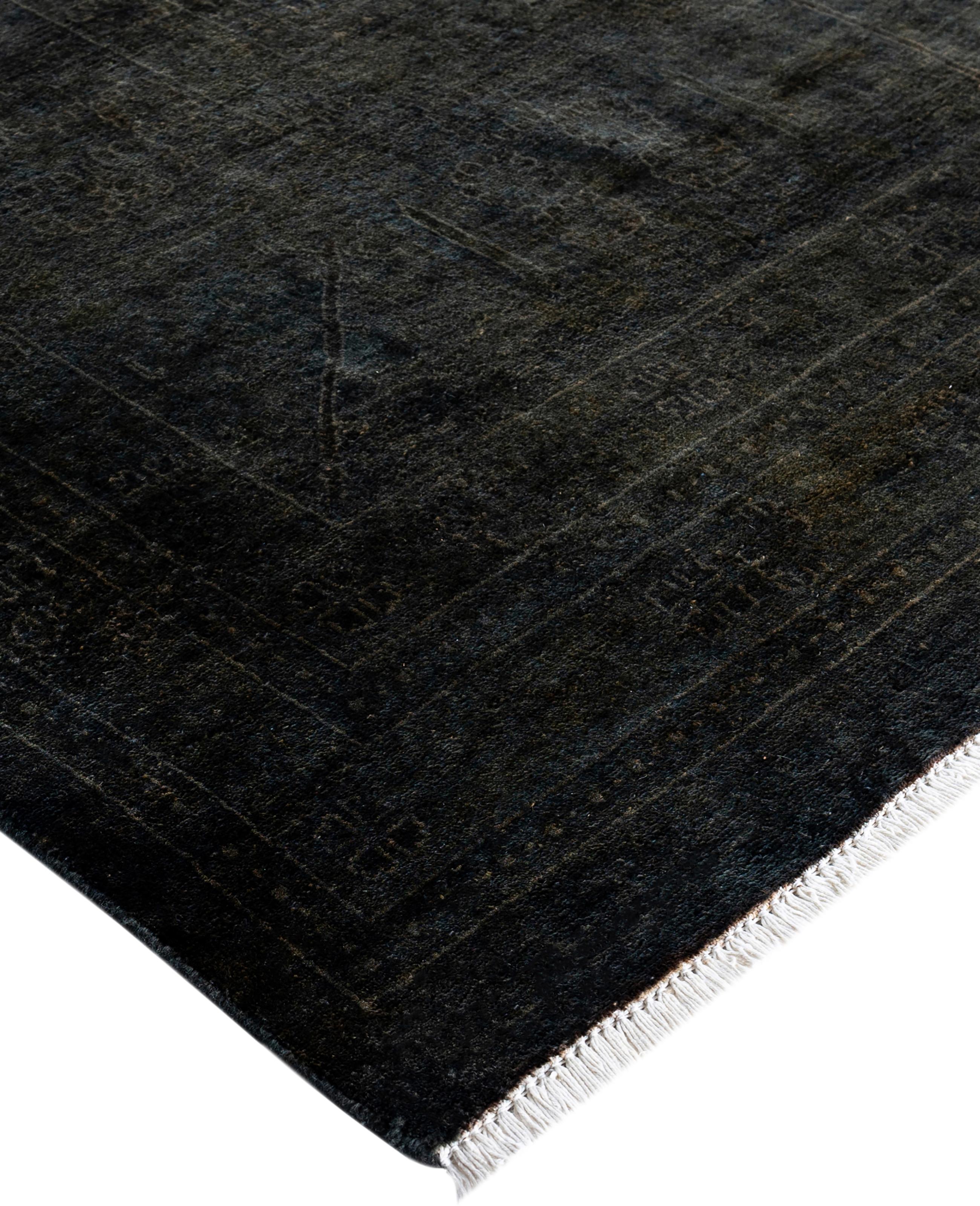 Les tapis surteints sont créés à partir de tapis anciens ou traditionnels auxquels on applique une teinture vibrante et monochrome sur les motifs existants. Cette technique permet d'obtenir une esthétique audacieuse et moderne tout en préservant les