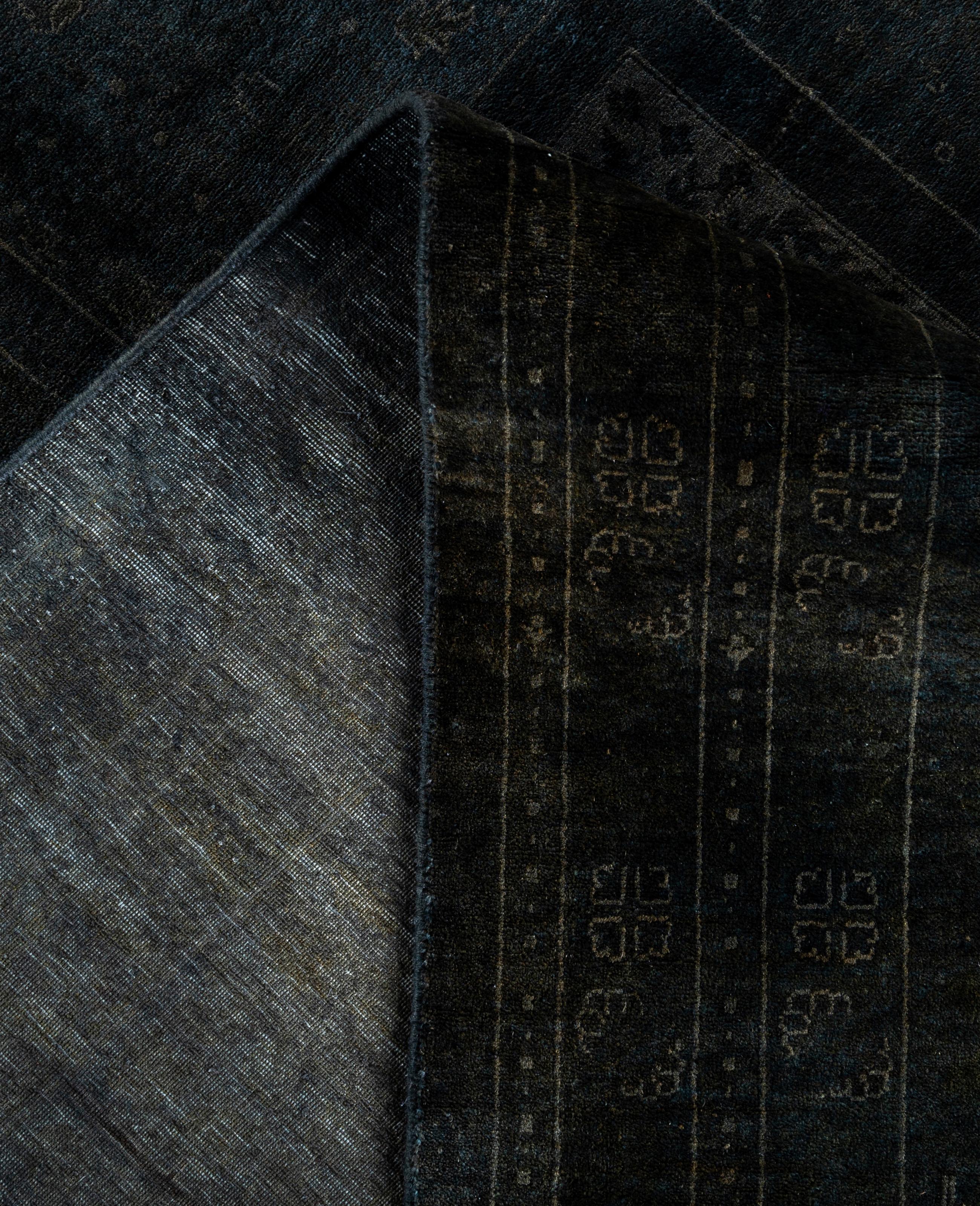 XXIe siècle et contemporain Tapis de zone en laine surteint et unique en son genre, noir 12' 2