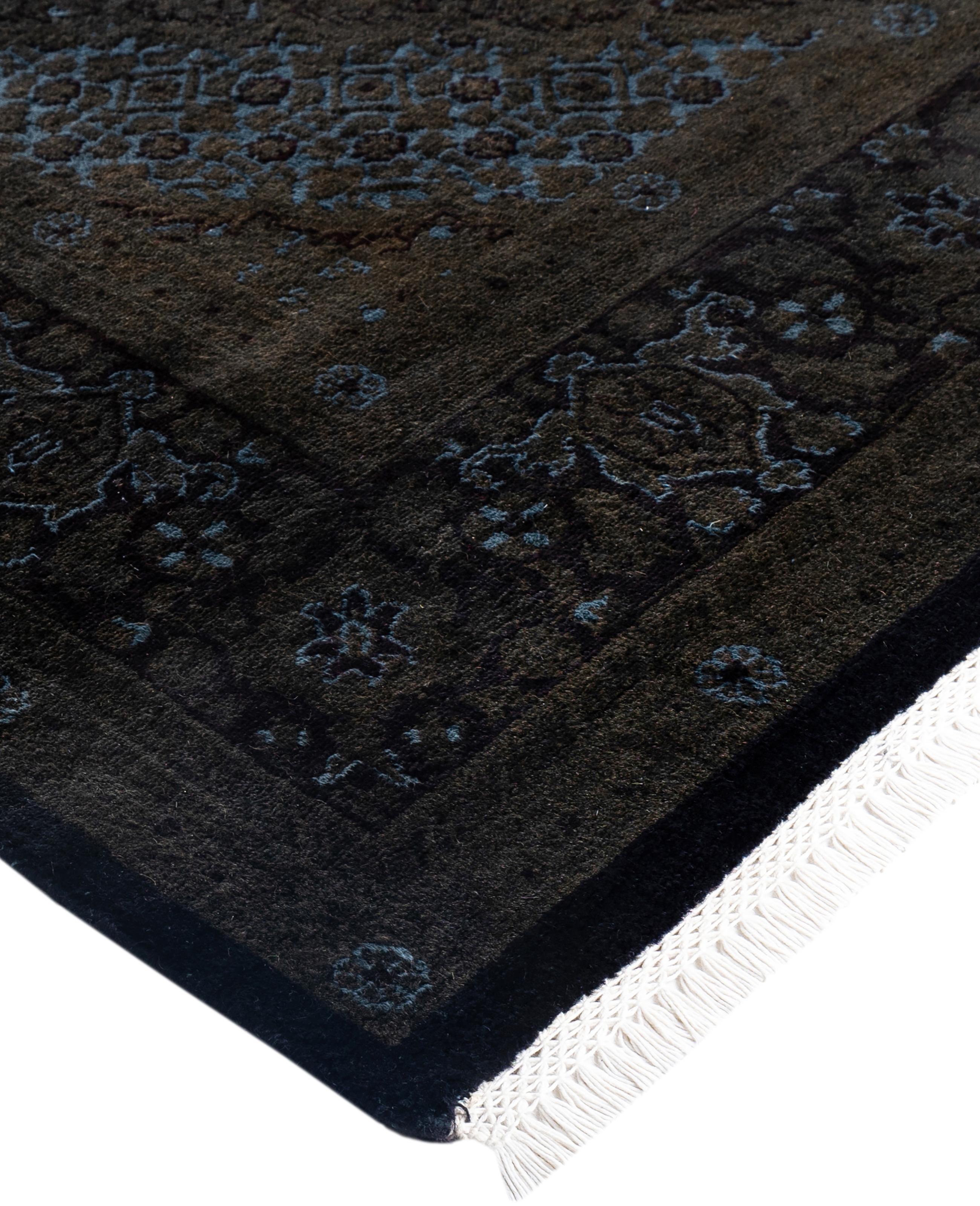 Las alfombras sobreteñidas se crean tomando alfombras antiguas o tradicionales y aplicando un tinte vibrante y monocromático sobre los dibujos existentes. Esta técnica da como resultado una estética audaz y moderna, al tiempo que conserva los