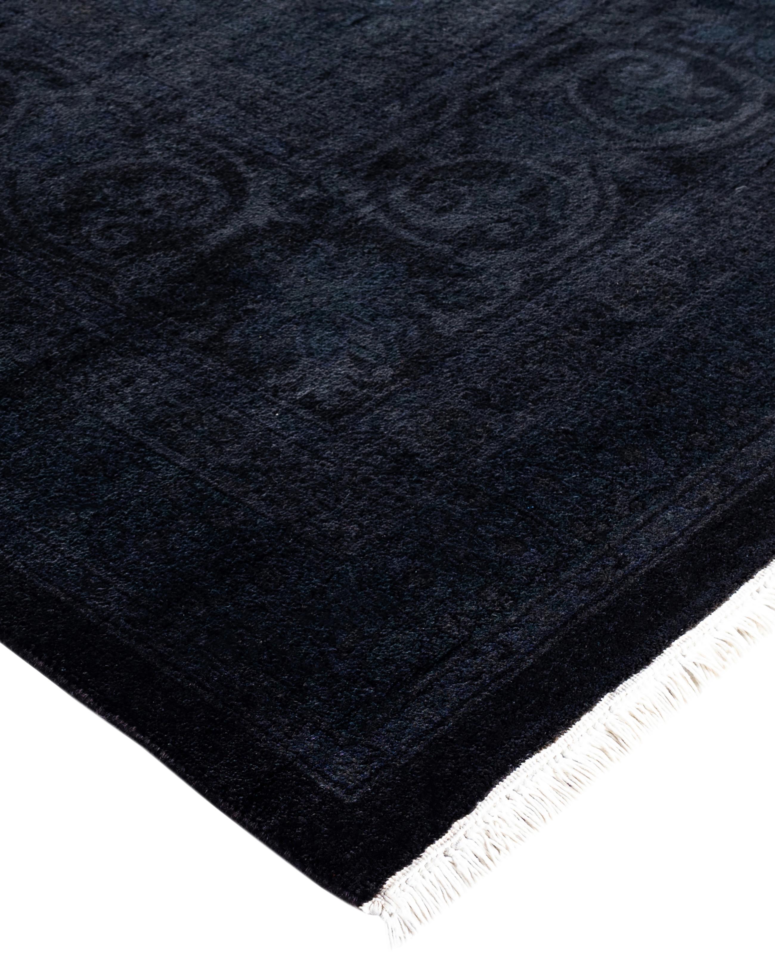 Les tapis surteints sont créés à partir de tapis anciens ou traditionnels auxquels on applique une teinture vibrante et monochrome sur les motifs existants. Cette technique permet d'obtenir une esthétique audacieuse et moderne tout en préservant les