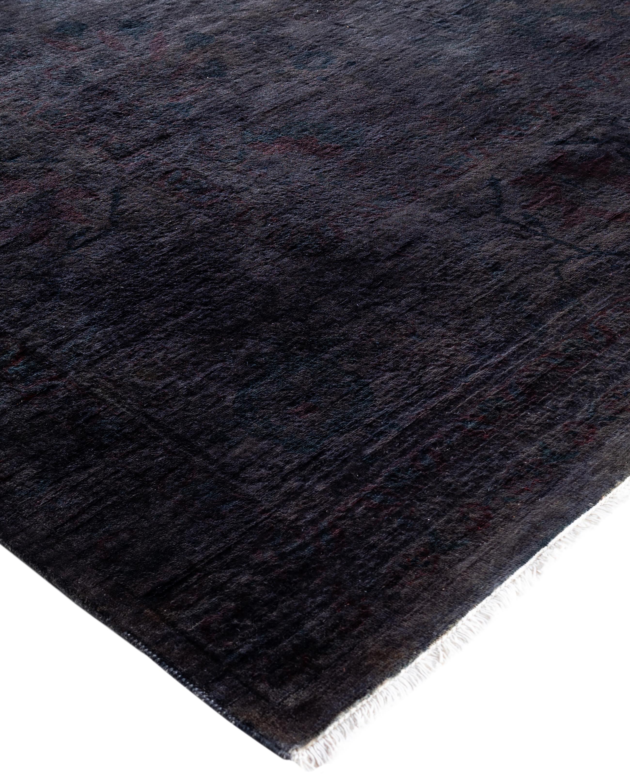 Überfärbte Teppiche entstehen, indem alte oder traditionelle Teppiche mit einer lebendigen, einfarbigen Färbung über die vorhandenen Muster gelegt werden. Diese Technik führt zu einer kühnen, modernen Ästhetik, während die darunter liegenden